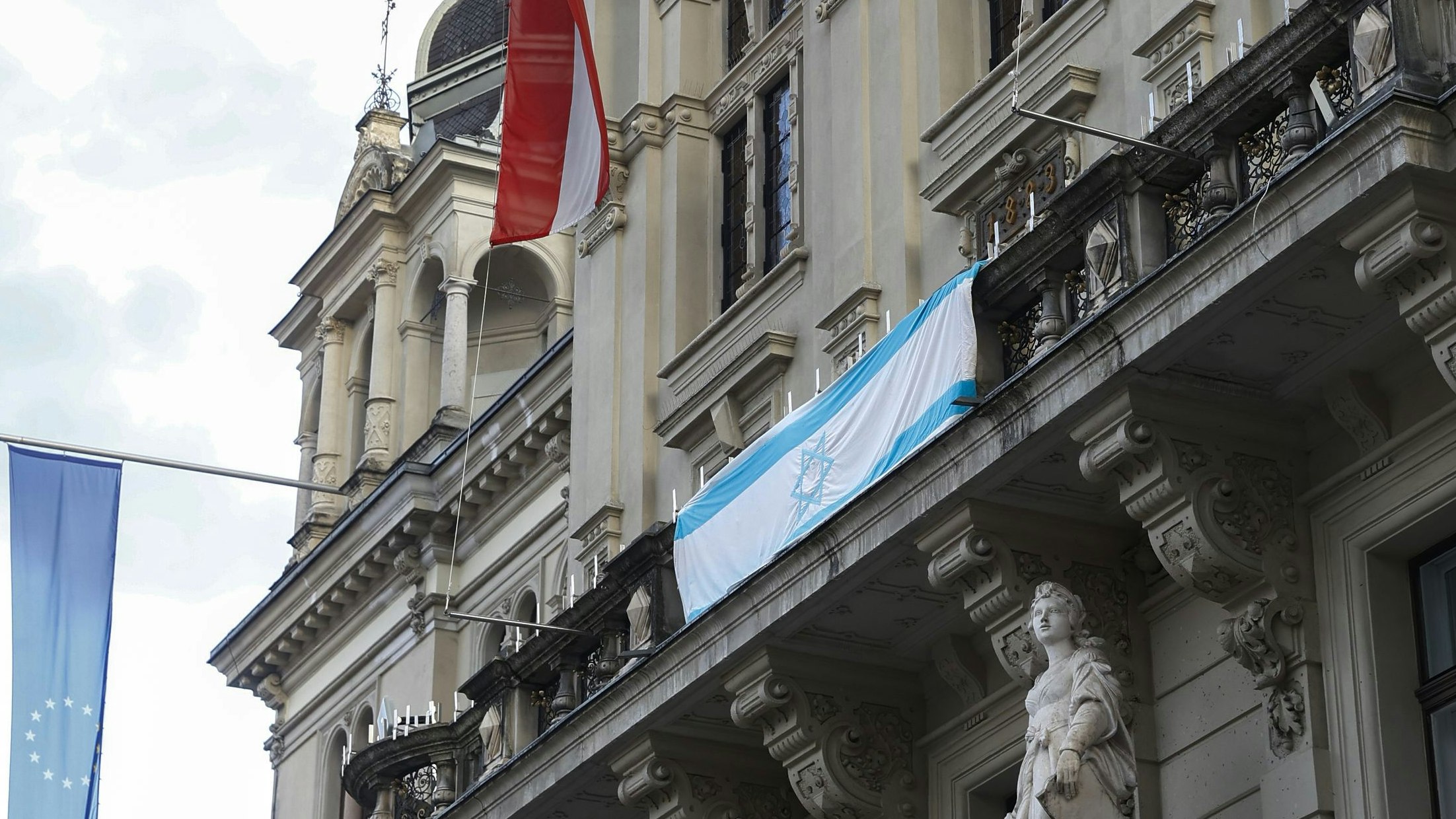 Download von www.picturedesk.com am 23.10.2023 (10:41).  ABD0015_20231023 - GRAZ - ÖSTERREICH: ZU APA0093 VOM 23.10.2023 - Nun hängt sie doch: Nach tagelanger Diskussion und einem dringlichen Antrag in der vergangenen Gemeinderatssitzung in Graz hängt nun am Grazer Rathaus zum Zeichen der Solidarität eine israelische Flagge. Im Bild: Das Grazer Rathaus aufgenommen am Sonntag, 22. Oktober 2023. - FOTO: APA/ERWIN SCHERIAU - 20231022_PD25088 - Rechteinfo: Rights Managed (RM)