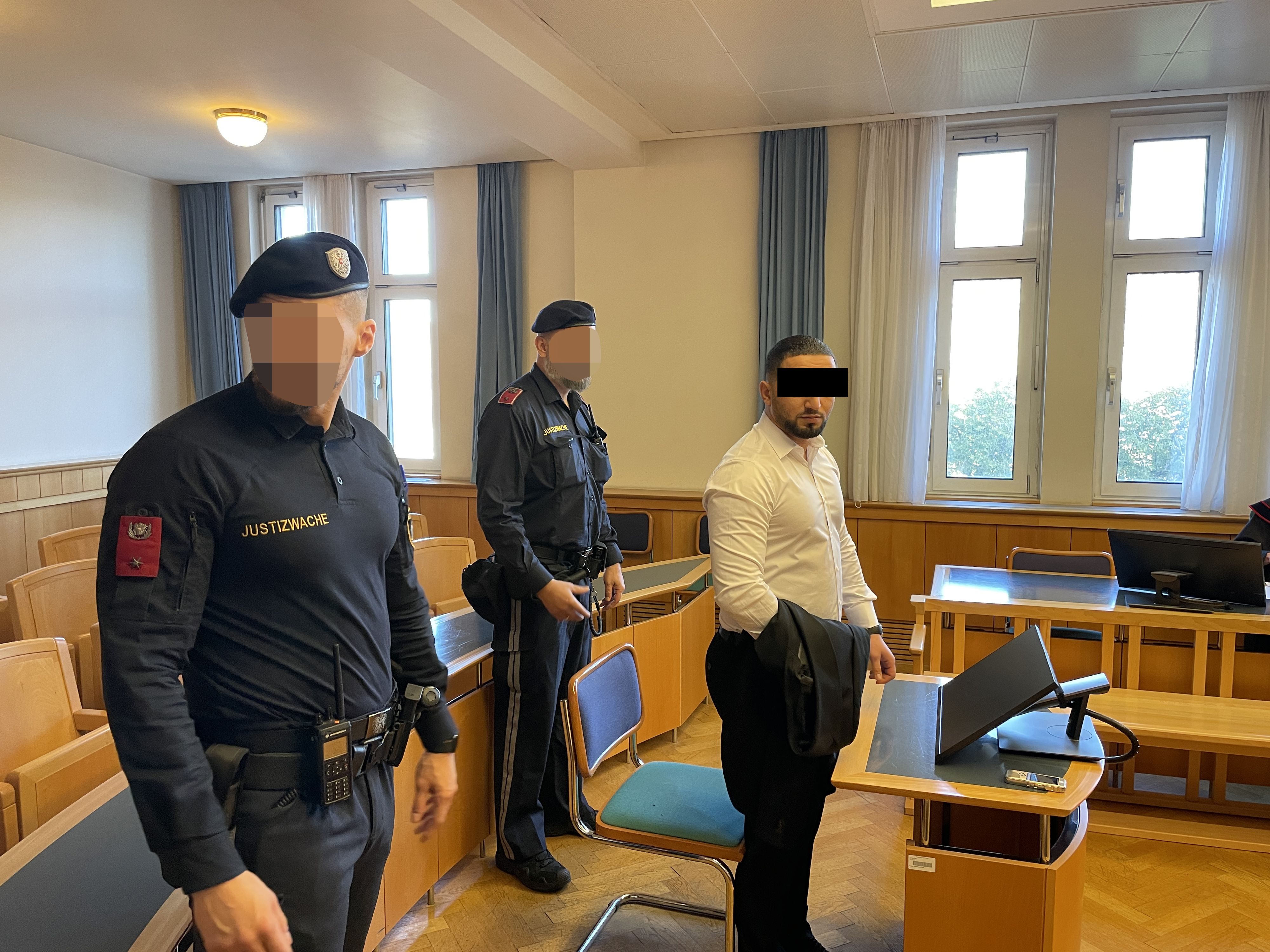 Angeklagter (24) stand wegen Messerattacke vor Gericht in Wien.