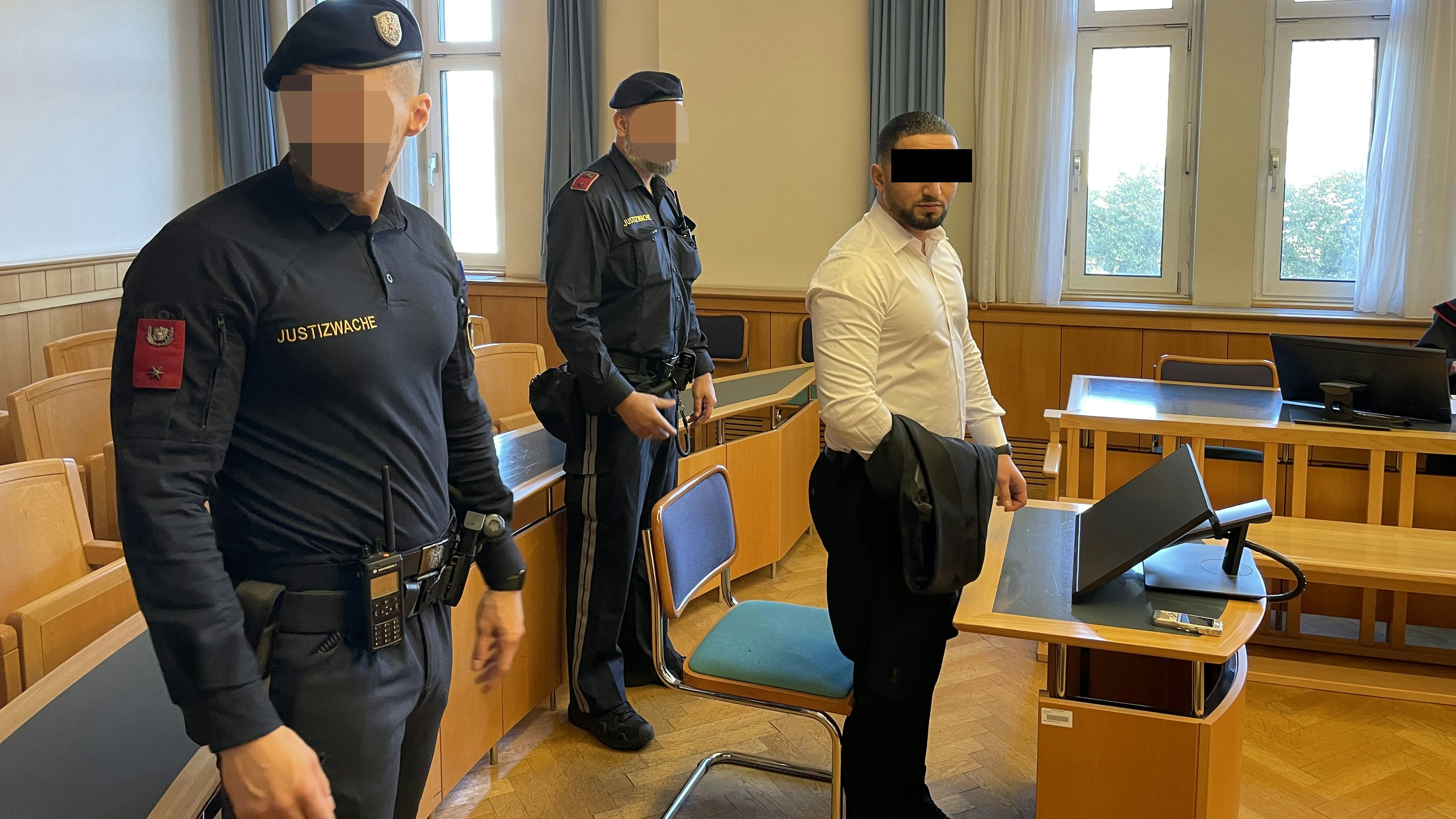 Angeklagter (24) stand wegen Messerattacke vor Gericht in Wien. 