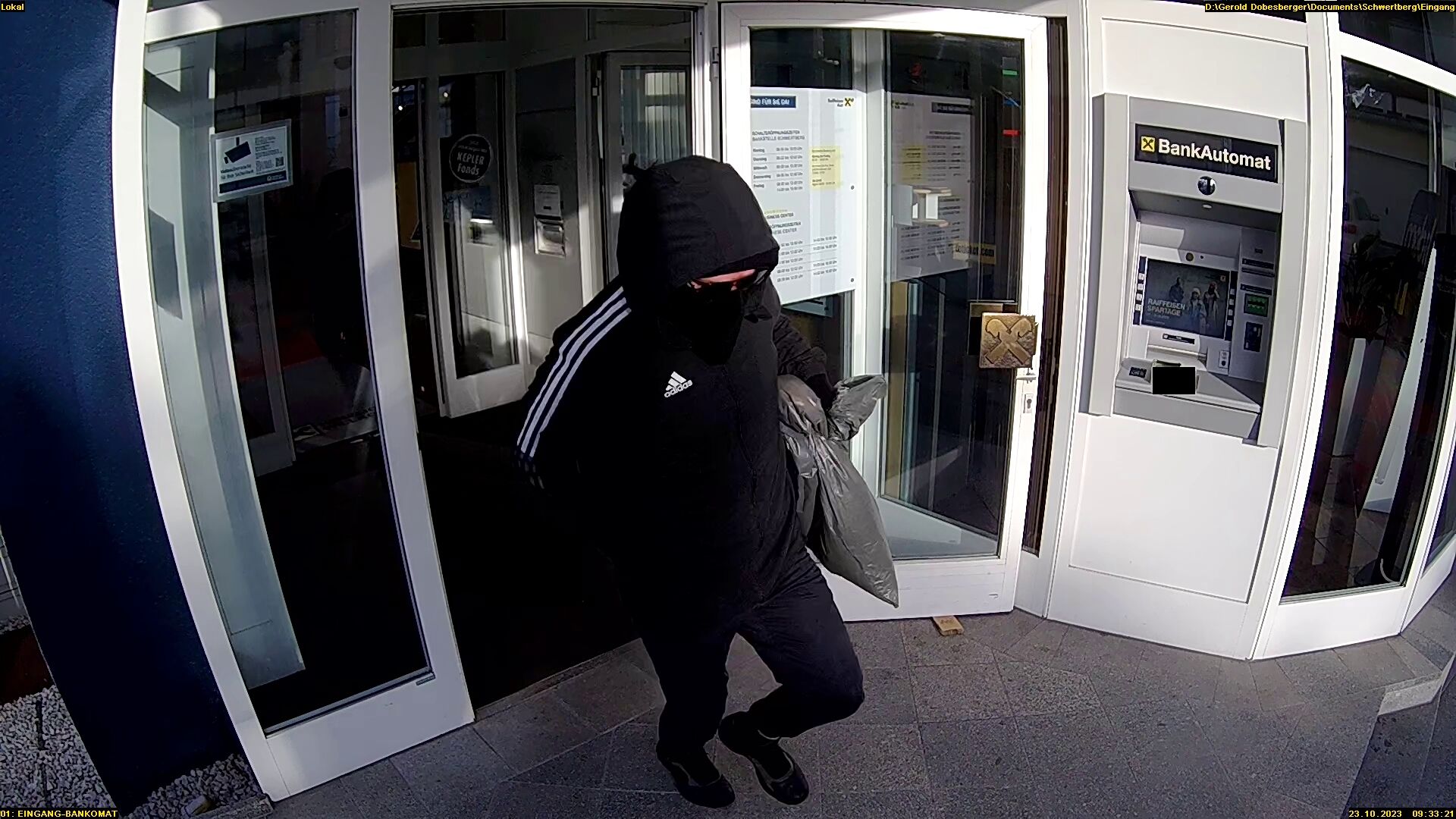 In Schwertberg wurde eine Bank überfallen. Die Polizei fahndet nun mit diesen Fotos.