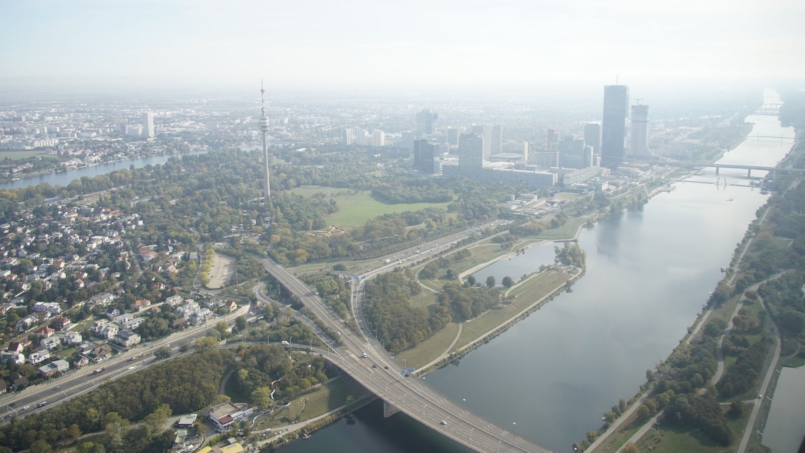 Alte und neue Donau mit Donauturm und DC-Tower im diesigen Morgenlicht. 