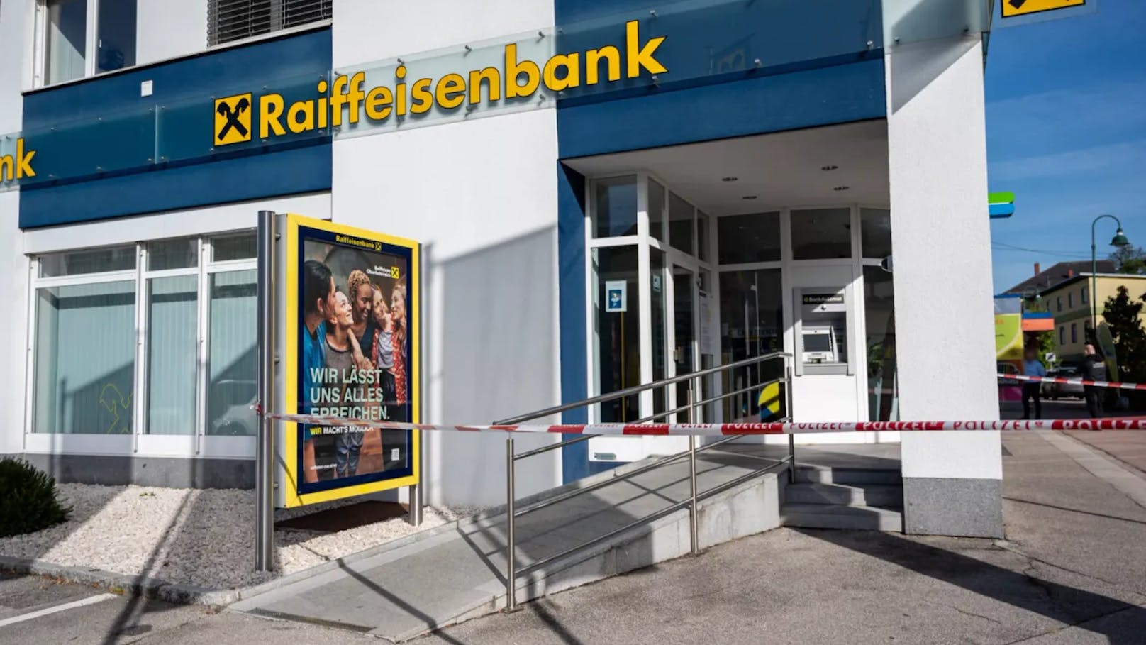 Der Maskierte verließ danach die Bank, verletzt wurde niemand. 