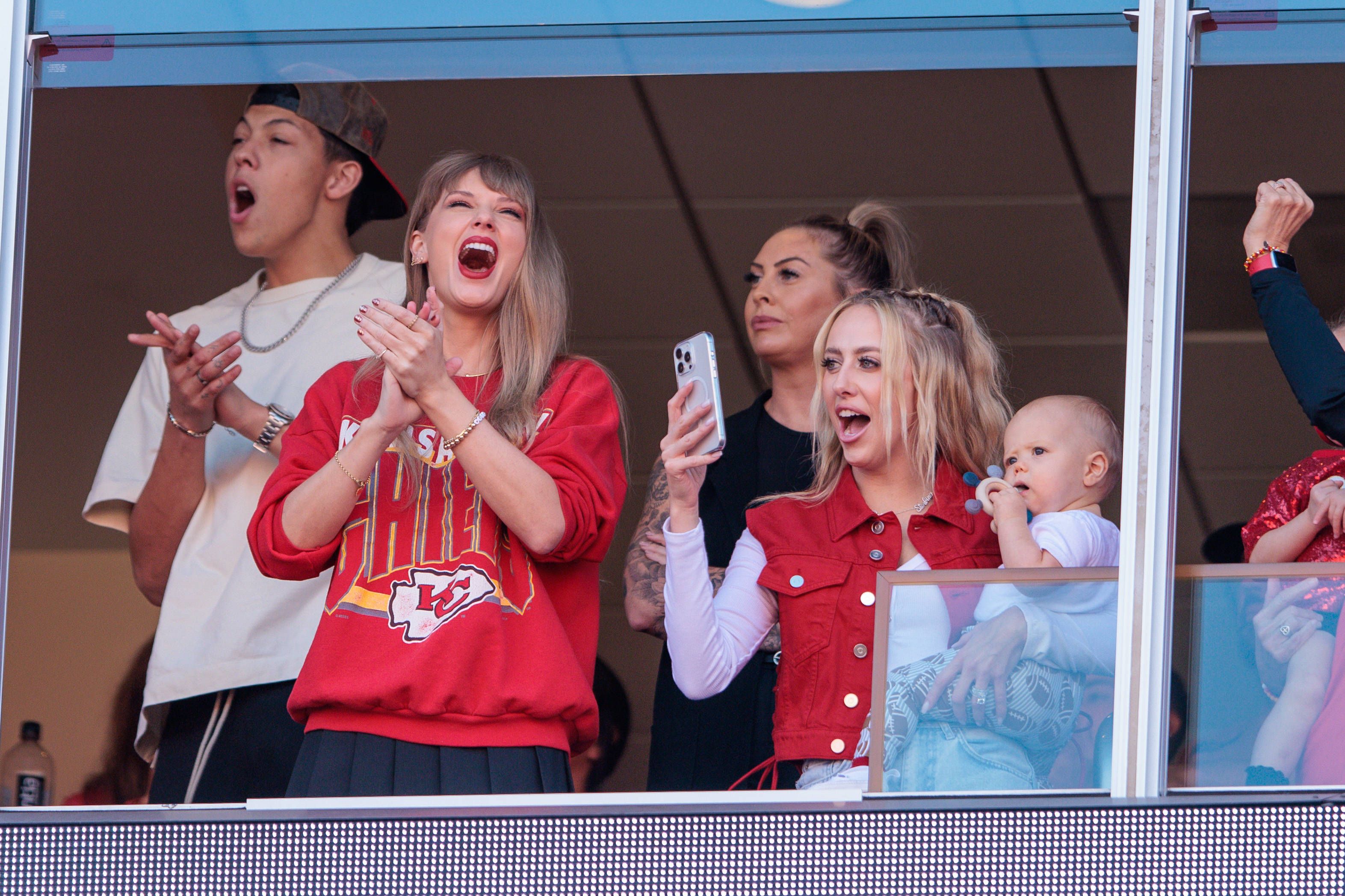 Taylor Swift und Brittany Mahomes in der VIP-Loge.