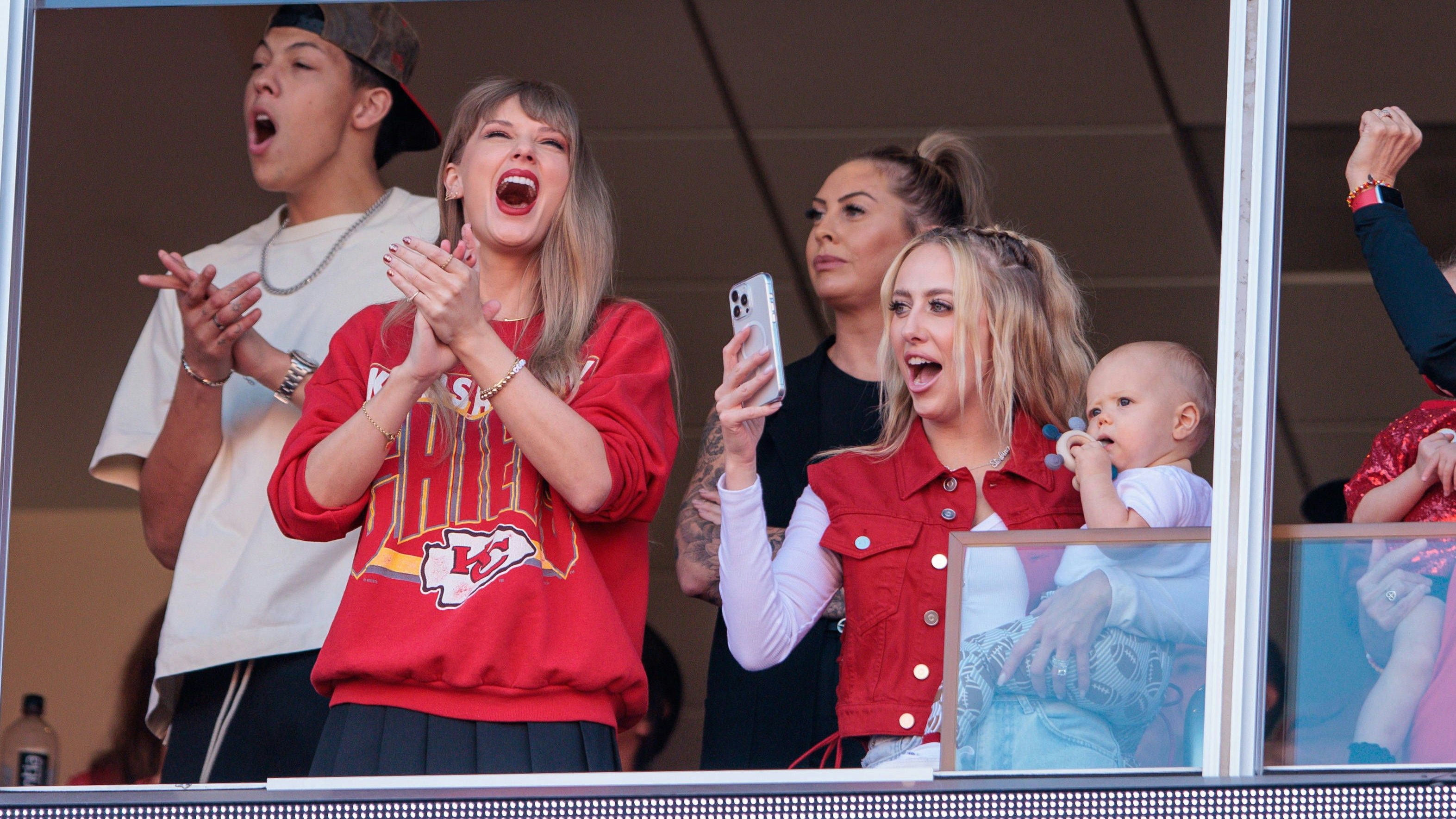 Taylor Swift und Brittany Mahomes in der VIP-Loge.