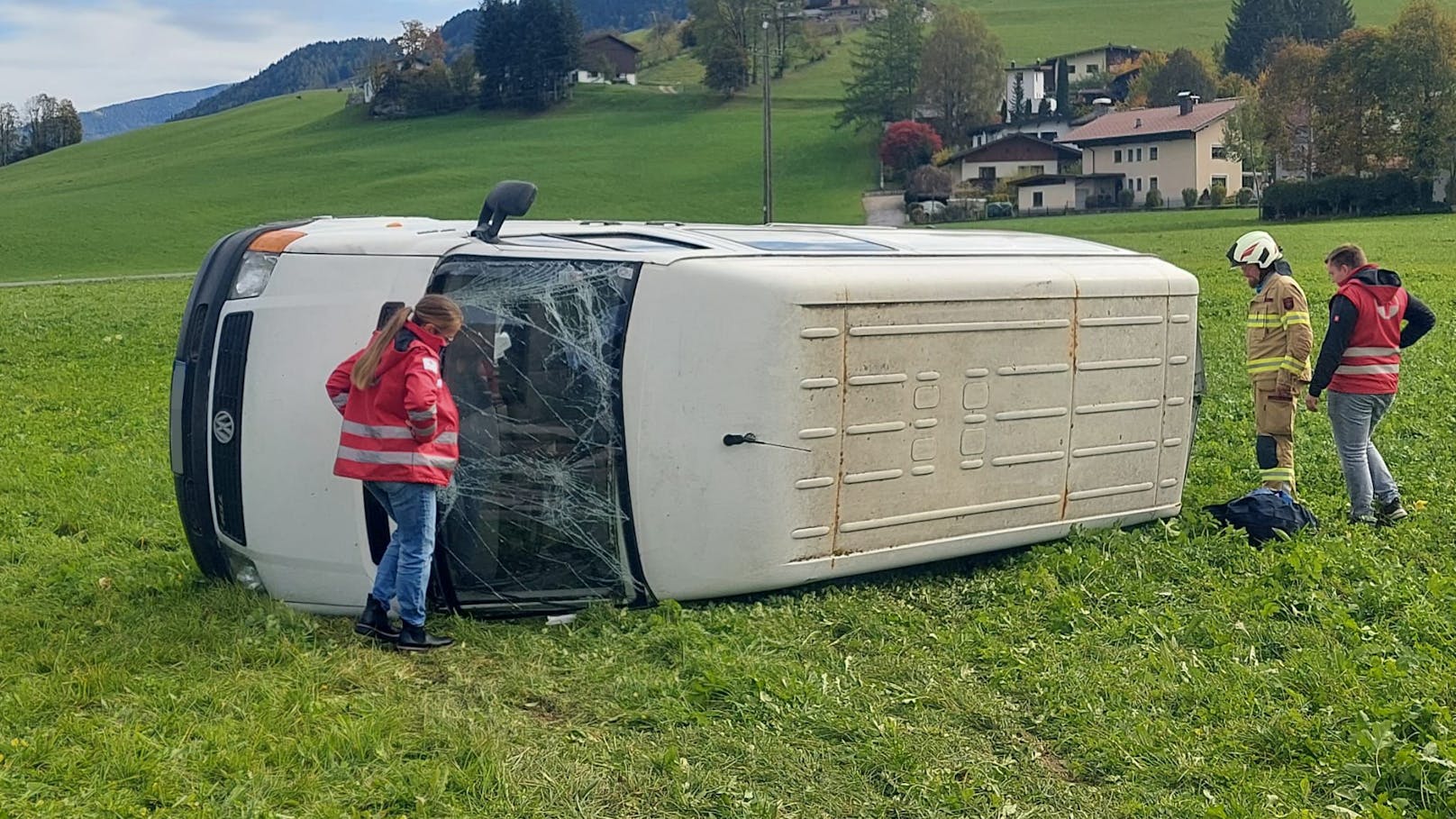 Transporter überschlägt sich – Polizei steht vor Rätsel