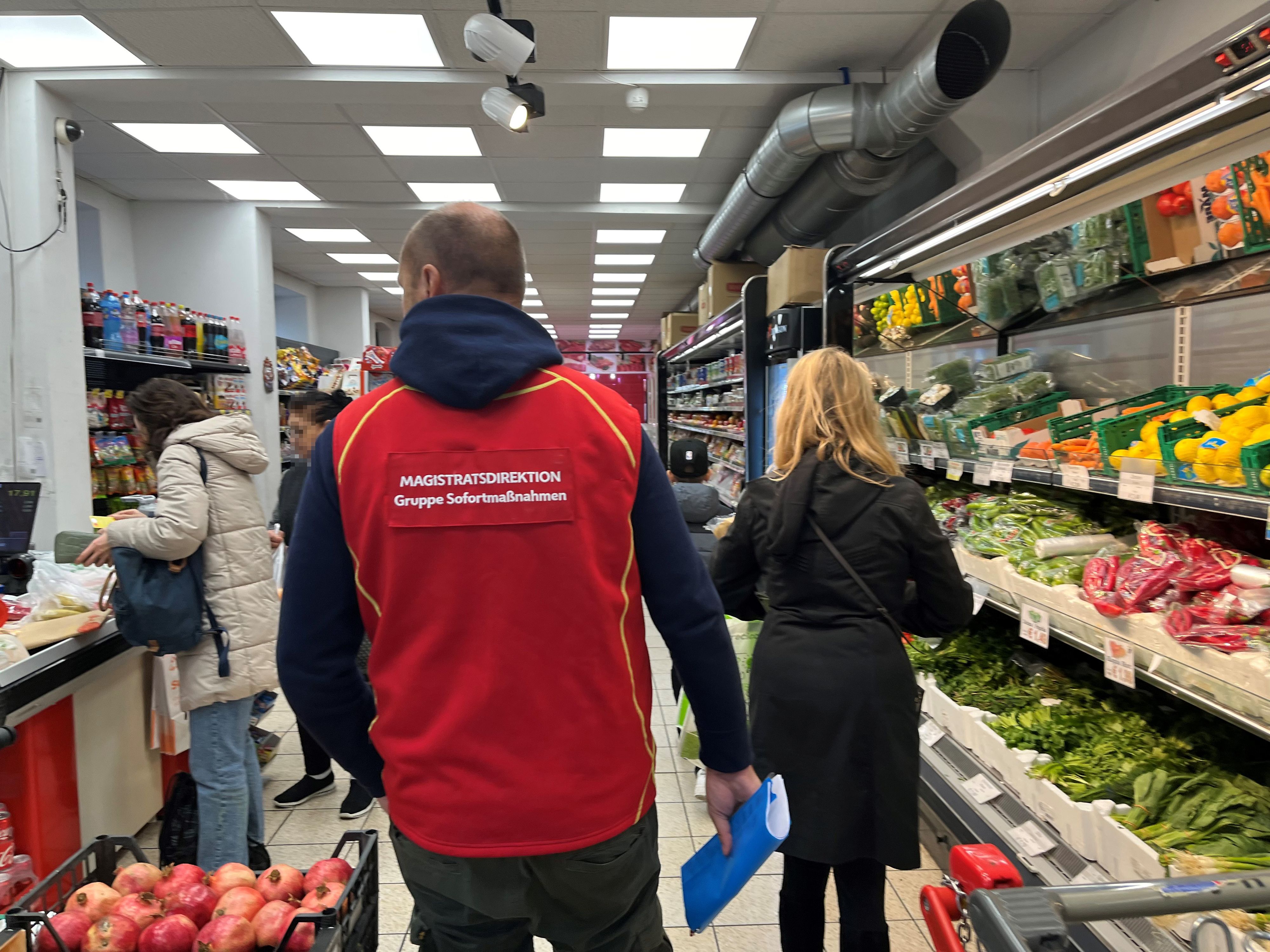 Gruppe Sofortmaßnahmen kontrollierte geöffnete Shops am Sonntag.