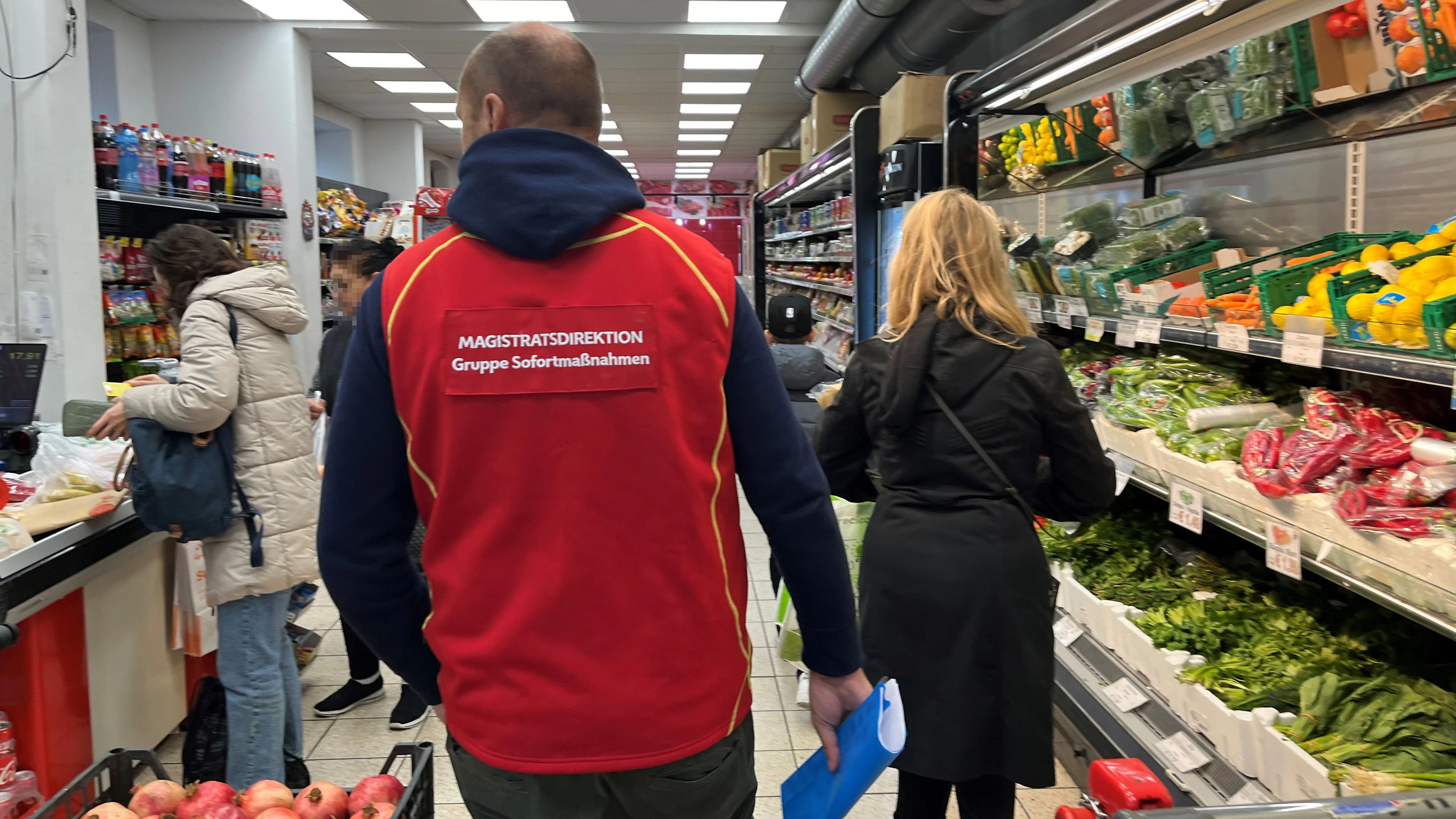 Gruppe Sofortmaßnahmen kontrollierte geöffnete Shops am Sonntag.