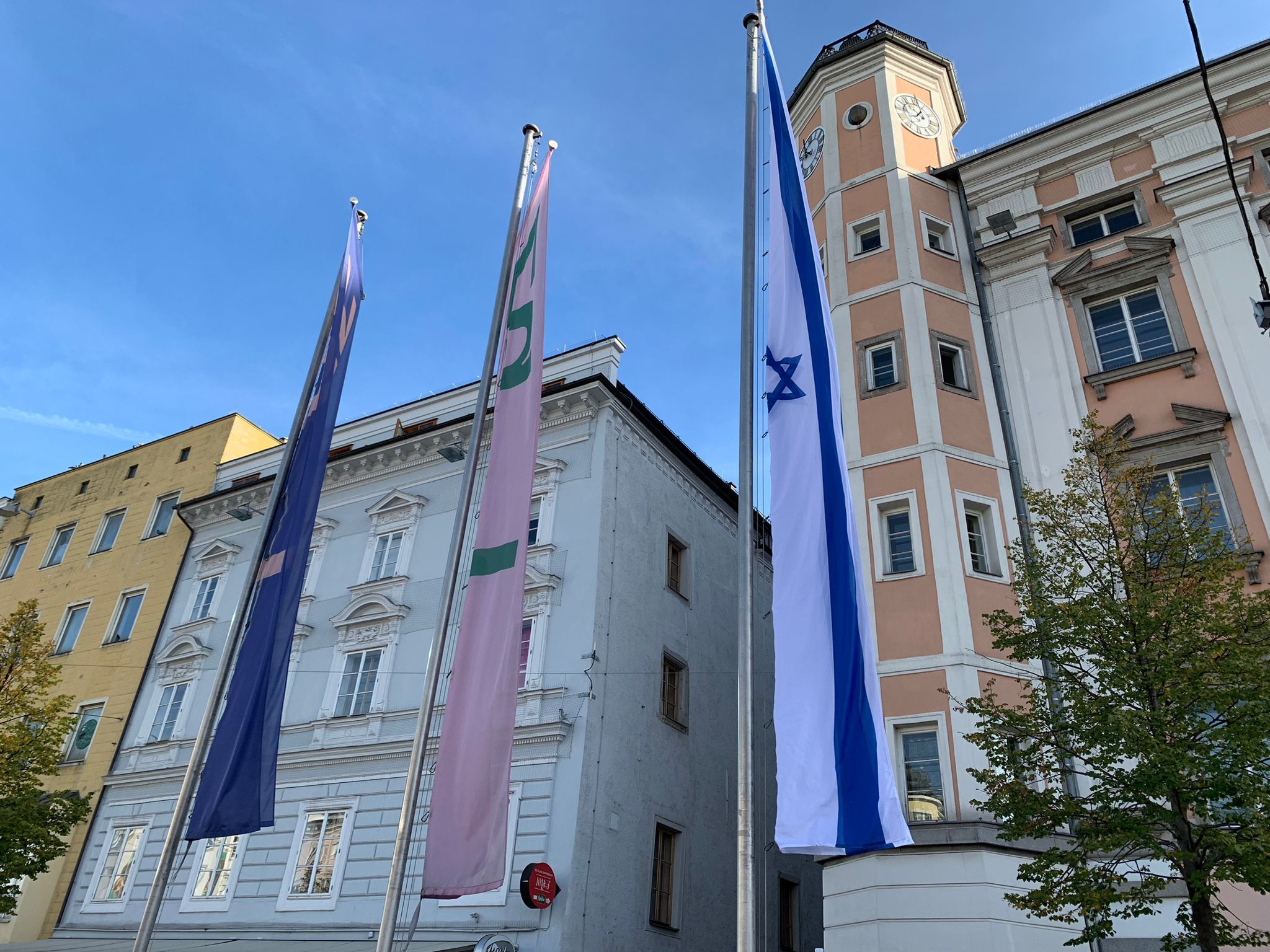 Die Flagge wurde nach dem Vorfall am Sonntagabend wieder aufgehängt.