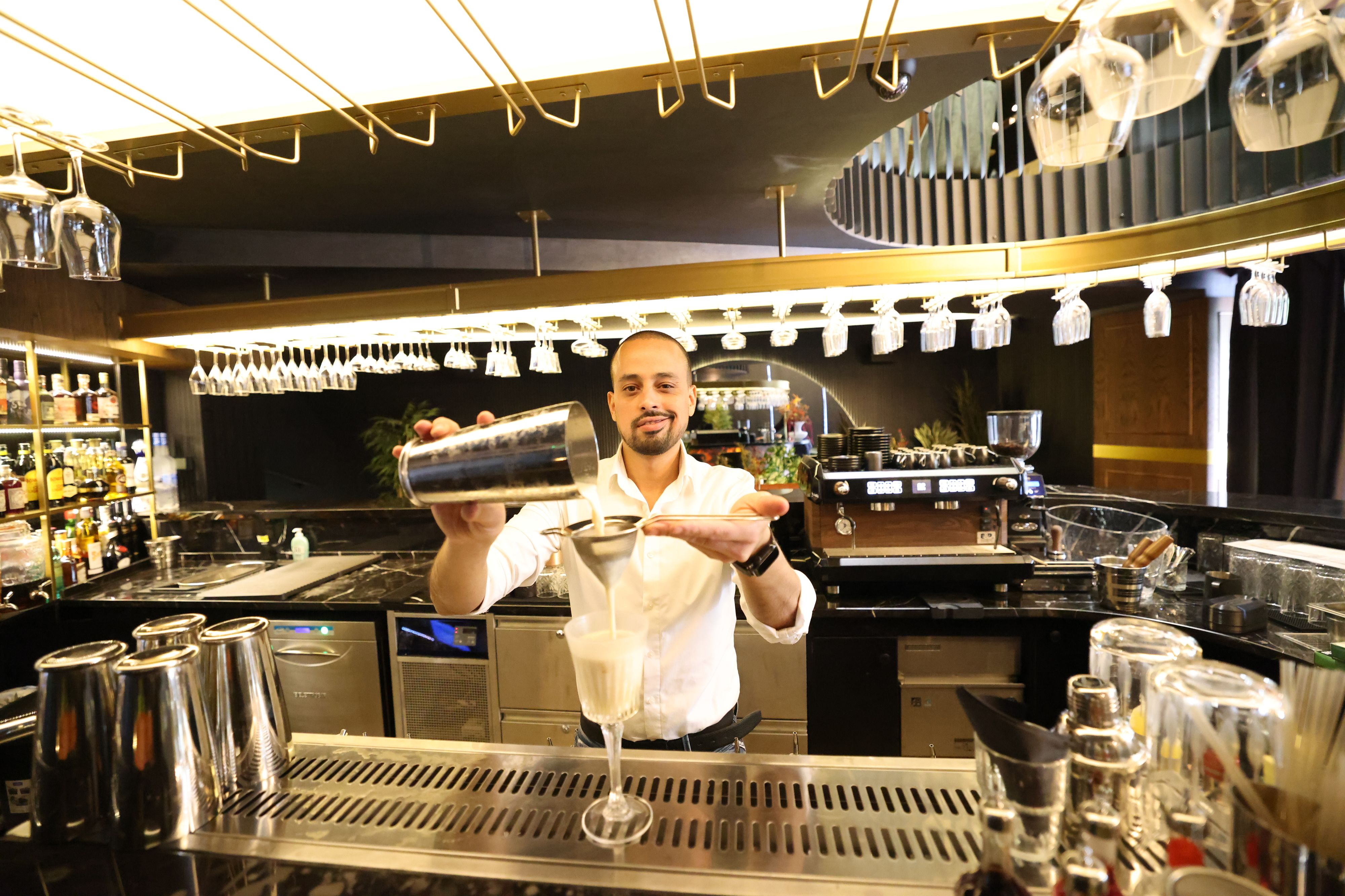 Karim kennt man schon aus anderen Wiener Bars: In Harry's Bar bringt er nun seine ganze Expertise ein und kreiert smarte Eigenkreationen und Cocktailklassiker