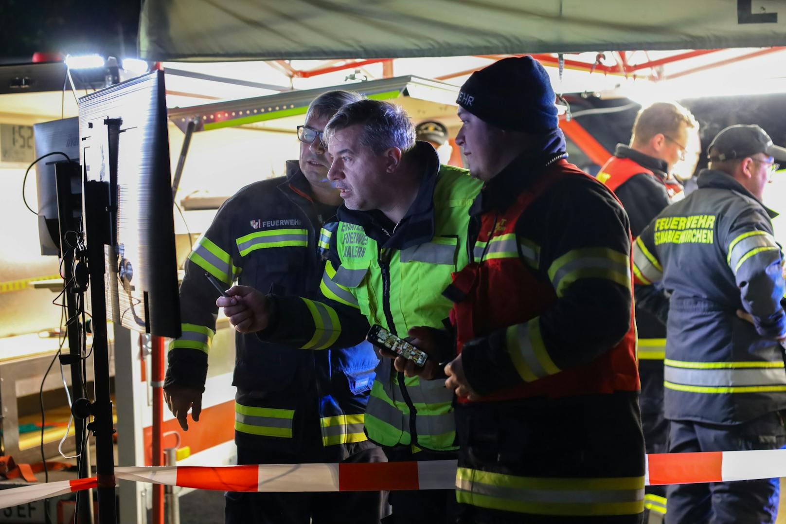 Ein Großaufgebot an Einsatzkräften stand in der Nacht auf Montag bei einer Suche nach einer abgängigen demenzkranken Person in Wallern an der Trattnach (Bezirk Grieskirchen) im Einsatz.