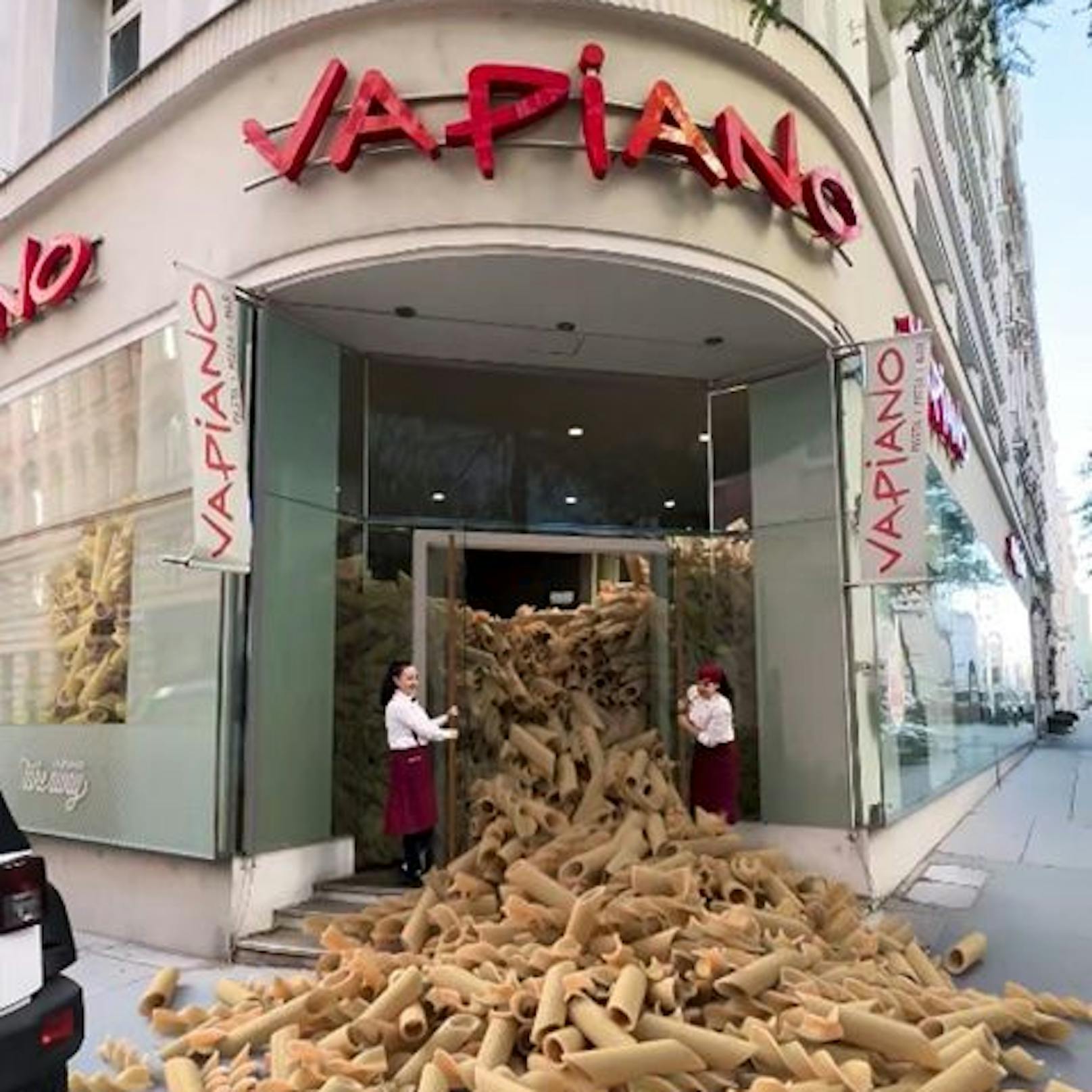 Täuschend echt sieht sie aus, die Pasta, die gerade an der Hausfassade im Vapiano in der Mariahilfer Straße getrocknet wird und aus den Türen des Restaurants lawinenartig heraussprudelt.