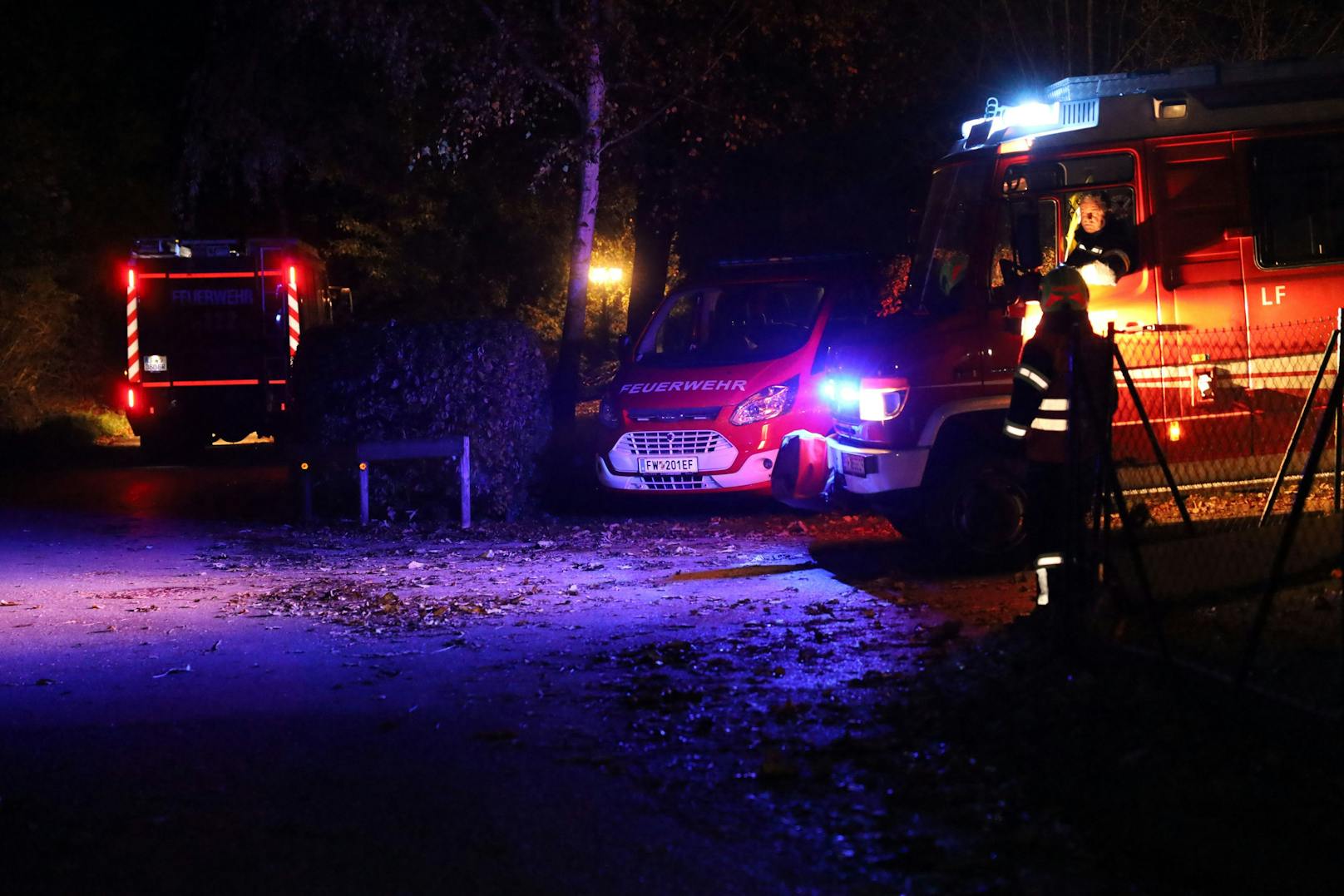 Ein Großaufgebot an Einsatzkräften stand in der Nacht auf Montag bei einer Suche nach einer abgängigen demenzkranken Person in Wallern an der Trattnach (Bezirk Grieskirchen) im Einsatz.