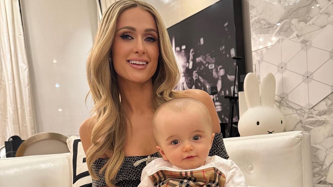 Paris Hilton zeigt stolz Fotos mit ihrem kleinen Sohn auf Instagram.
