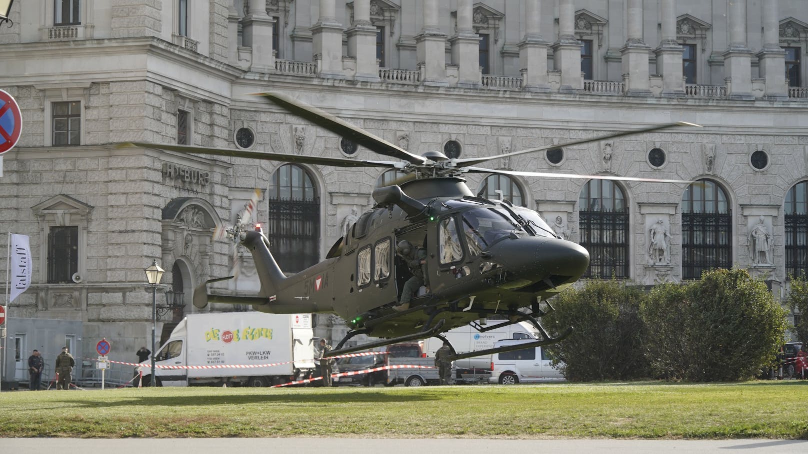 Am Nationalfeiertag kann der Helikopter am Heldenplatz in Wien bestaunt werden. 