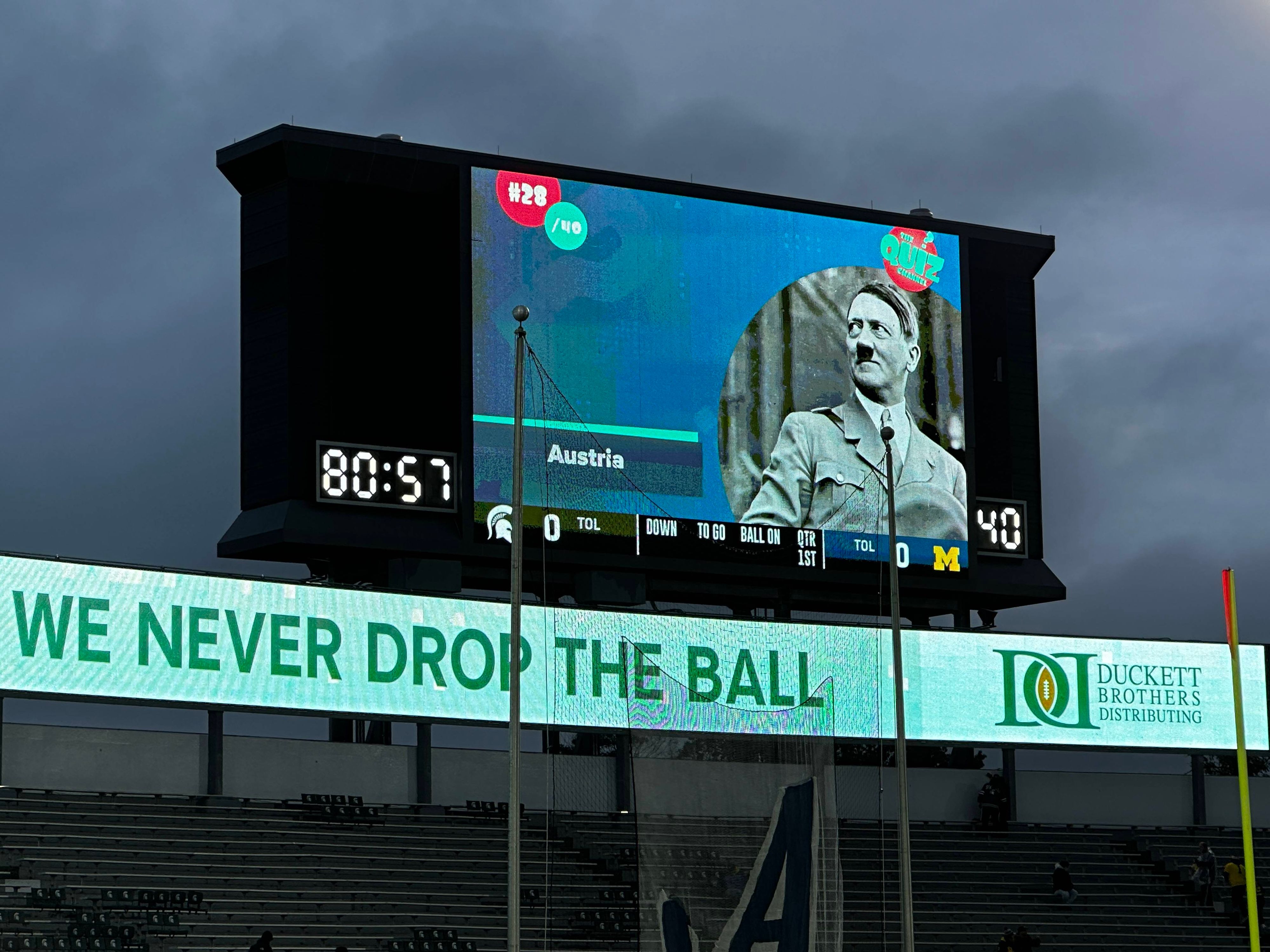 Quizfrage vor Match – Riesiges Hitler-Bild in Stadion sorgt für Skandal ...