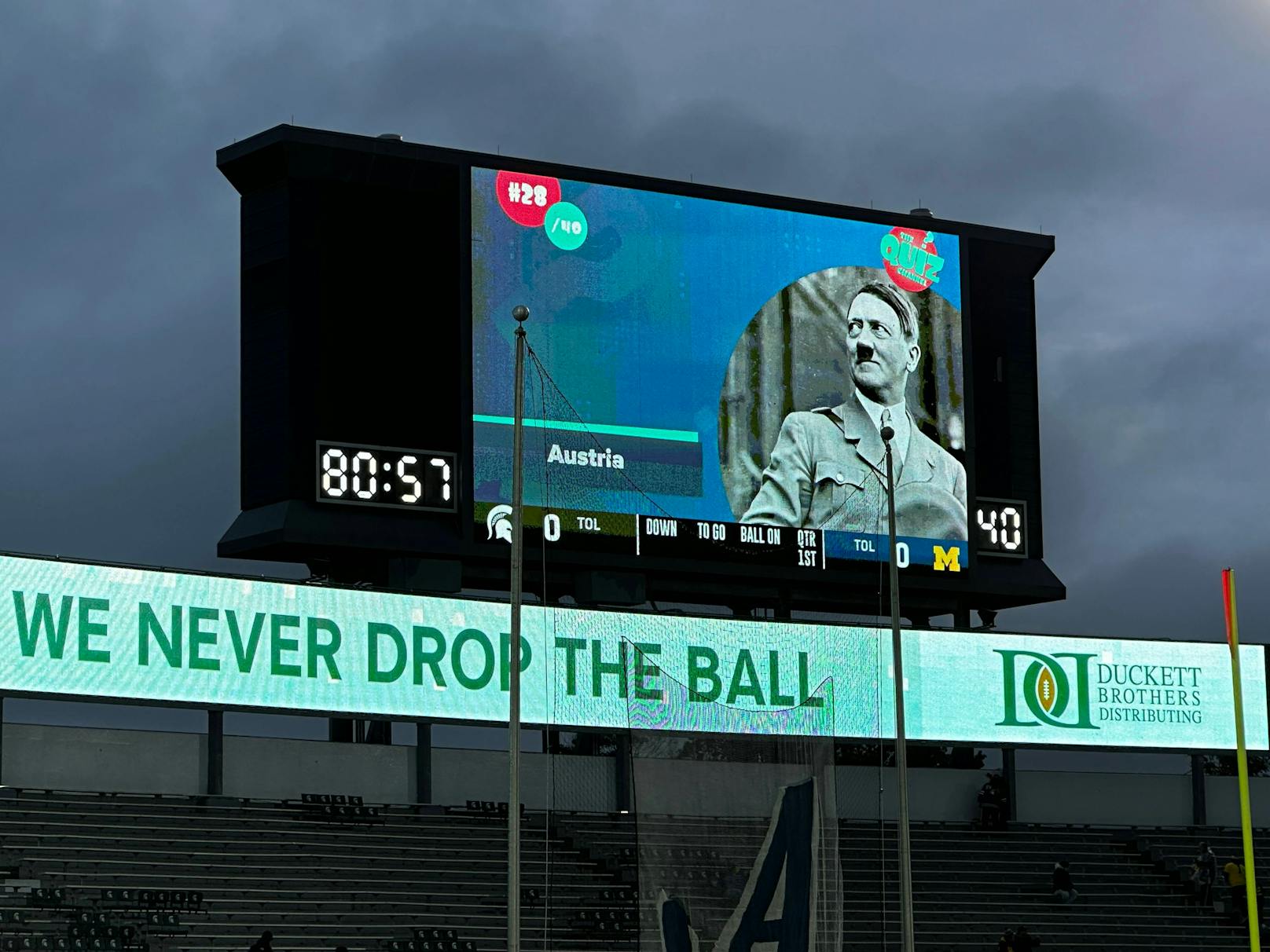 Riesiges Hitler-Bild in Stadion sorgt für Skandal