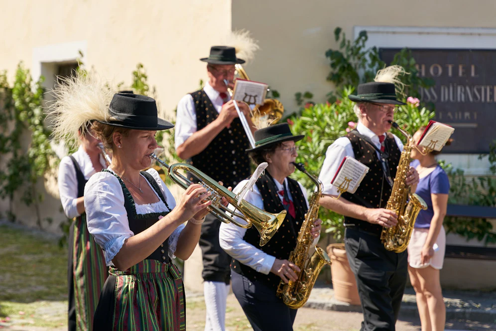 Frau sucht Musikkapelle um ihre Kündigung zu feiern