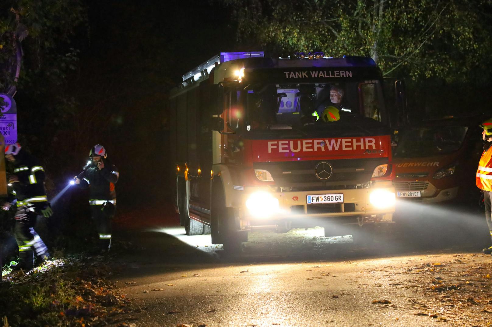 Ein Großaufgebot an Einsatzkräften stand in der Nacht auf Montag bei einer Suche nach einer abgängigen demenzkranken Person in Wallern an der Trattnach (Bezirk Grieskirchen) im Einsatz.