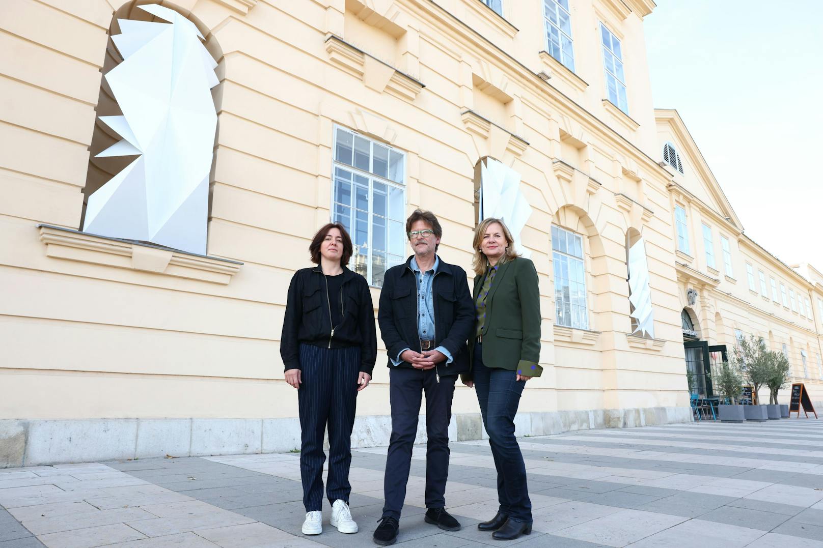 Die beiden Künstler Sonia Leimer und Tillmann Kaiser mit MQ-Direktorin Bettina Leidl (v.l.) bei der Präsentation der Kunstwerke. 