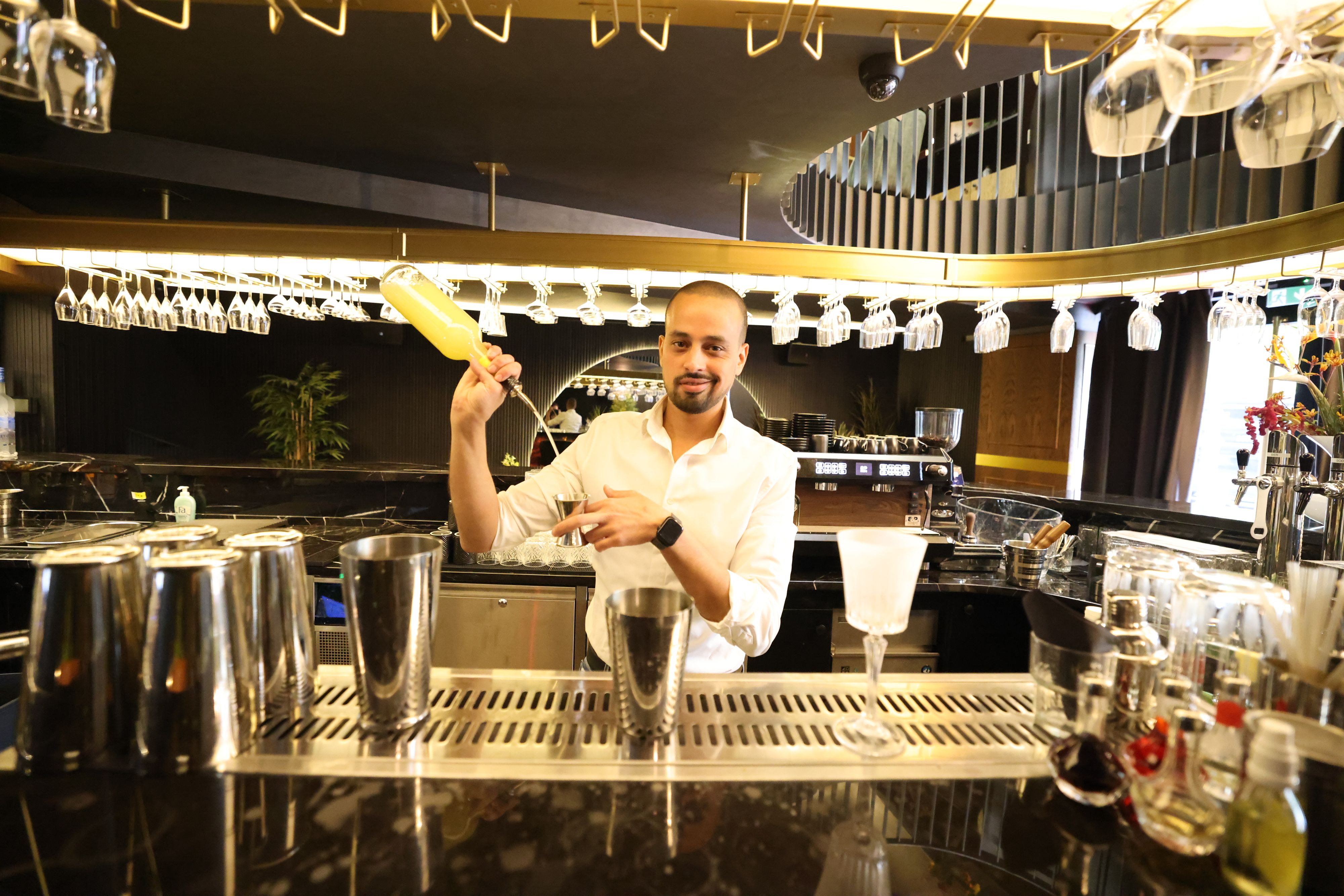 Inmitten einer schweren Zeit für die Nachtgastronomie hat am Wiener Parkring im Herbst ein neues Lokal eröffnet. Covid habe das Nachtleben verändert, sowohl Betreiber als auch Kundschaft müssten nun mit den Änderungen nach Covid leben, so der Betreiber von Harry's Bar.