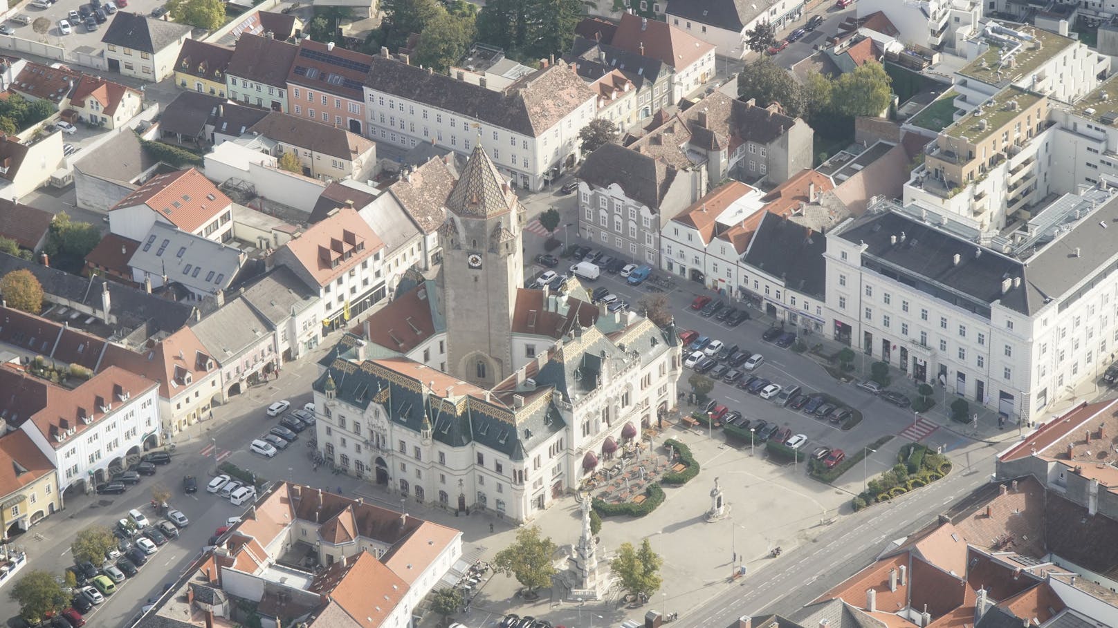 Der berühmte Rathausturm in der Gemeinde Korneuburg (NÖ). 