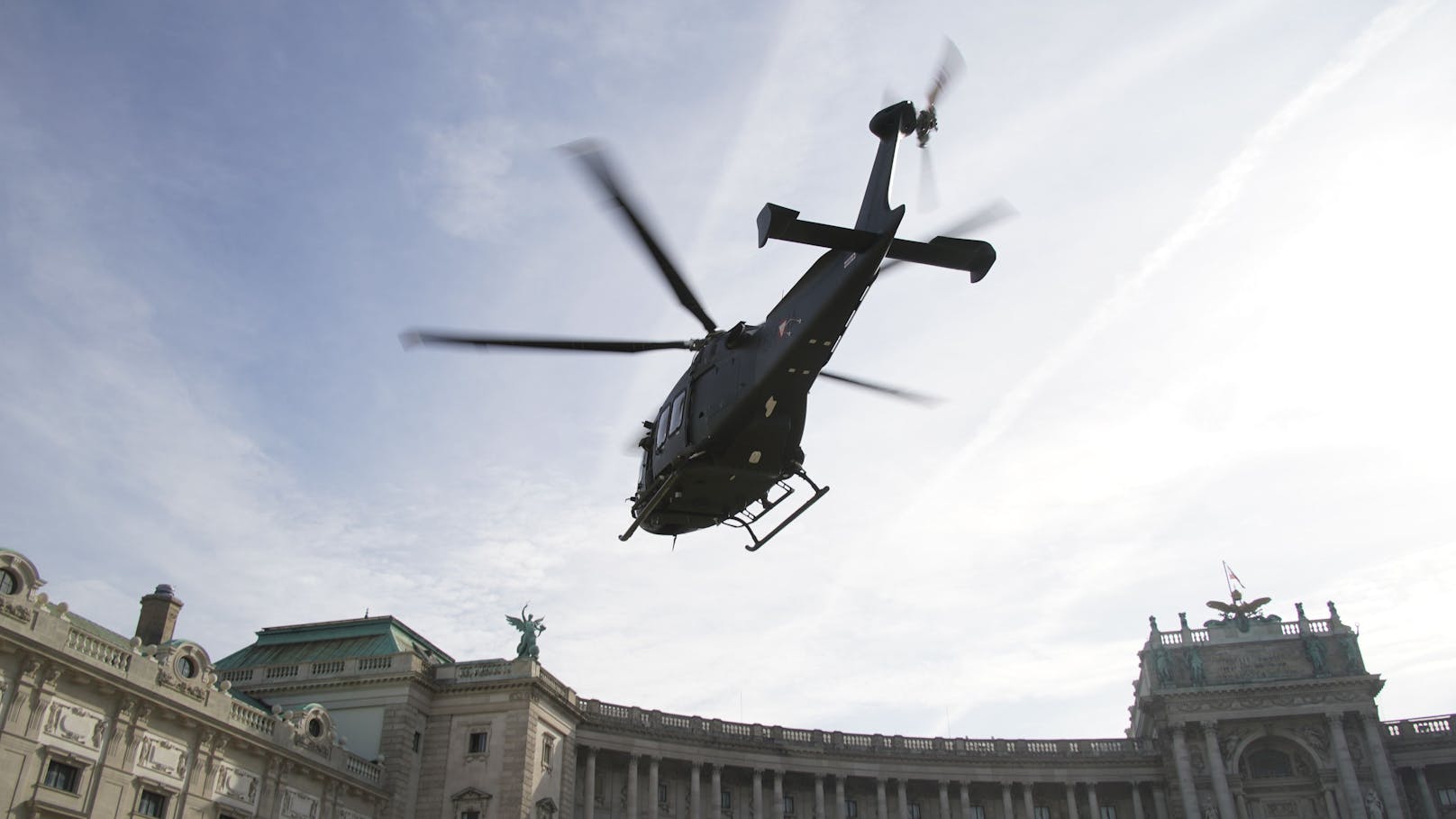 Der Bundesheer-Heli im Landenanflug vor der Wiener Hofburg. 