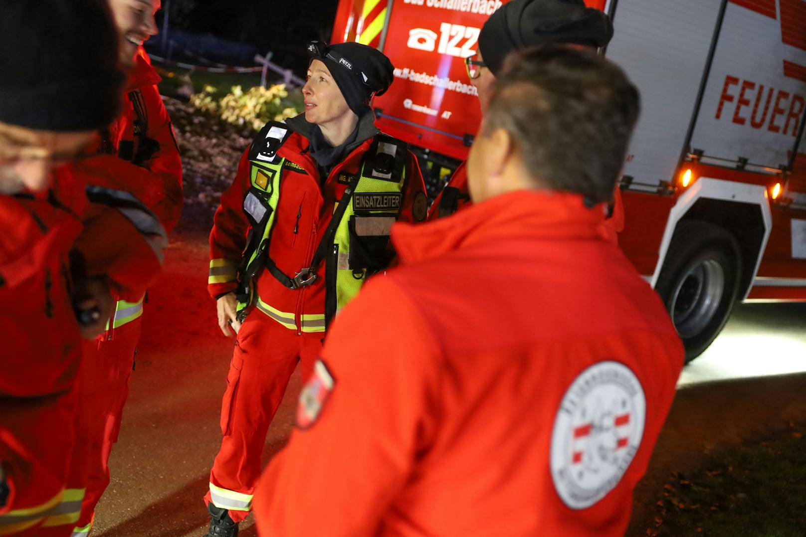 Ein Großaufgebot an Einsatzkräften stand in der Nacht auf Montag bei einer Suche nach einer abgängigen demenzkranken Person in Wallern an der Trattnach (Bezirk Grieskirchen) im Einsatz.