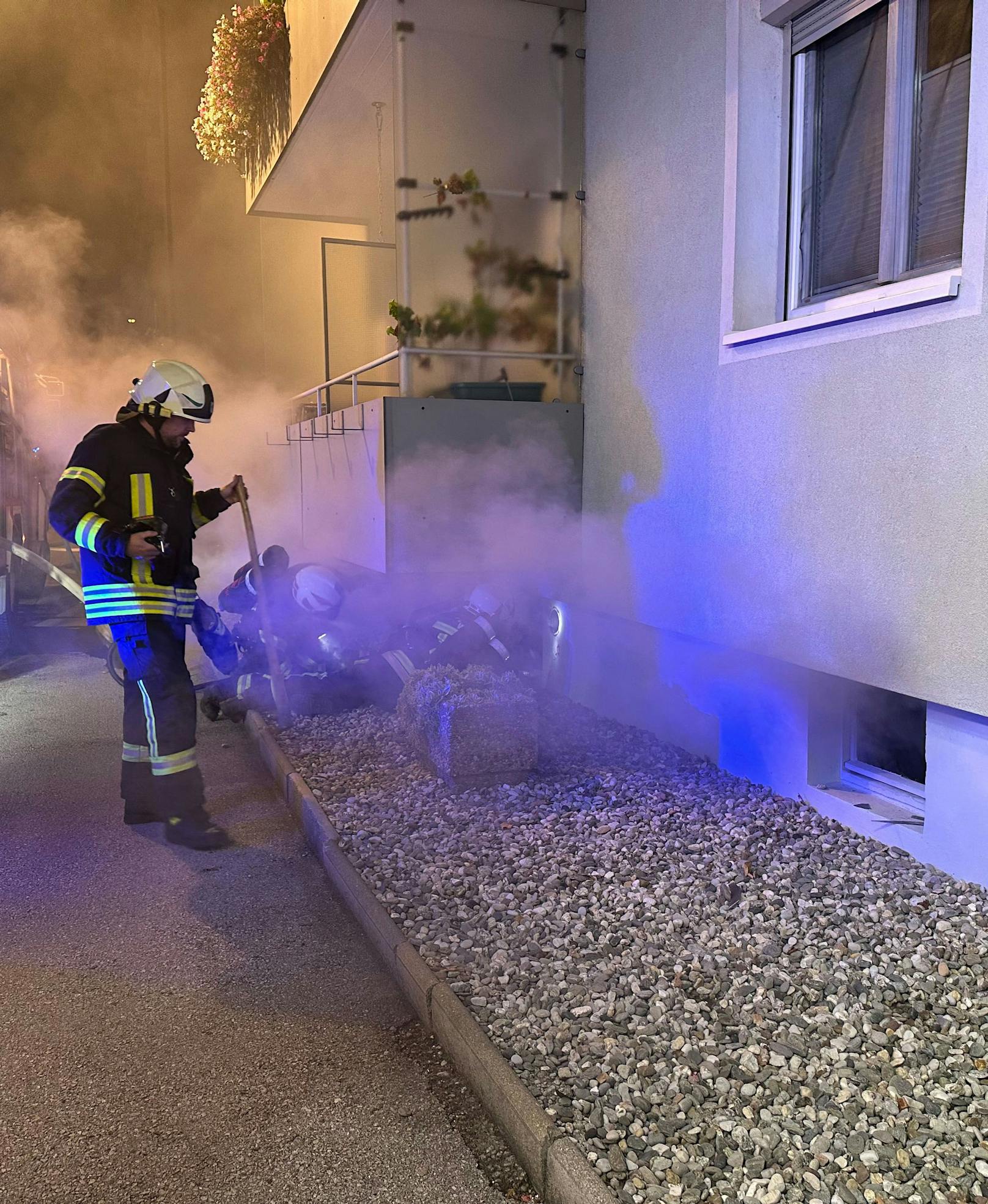 Im Keller der Wohnanlage entstand durch den Brand erheblicher Sachschaden in derzeit unbekannter Höhe.