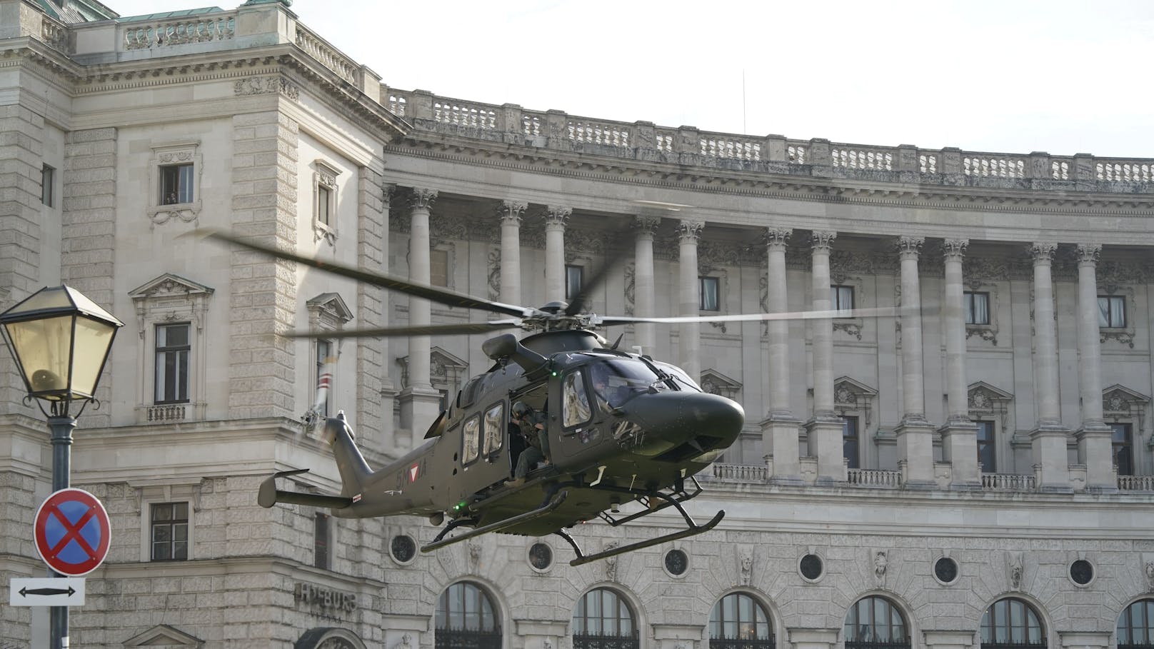 Heeres-Heli schafft Punktlandung am Wiener Heldenplatz