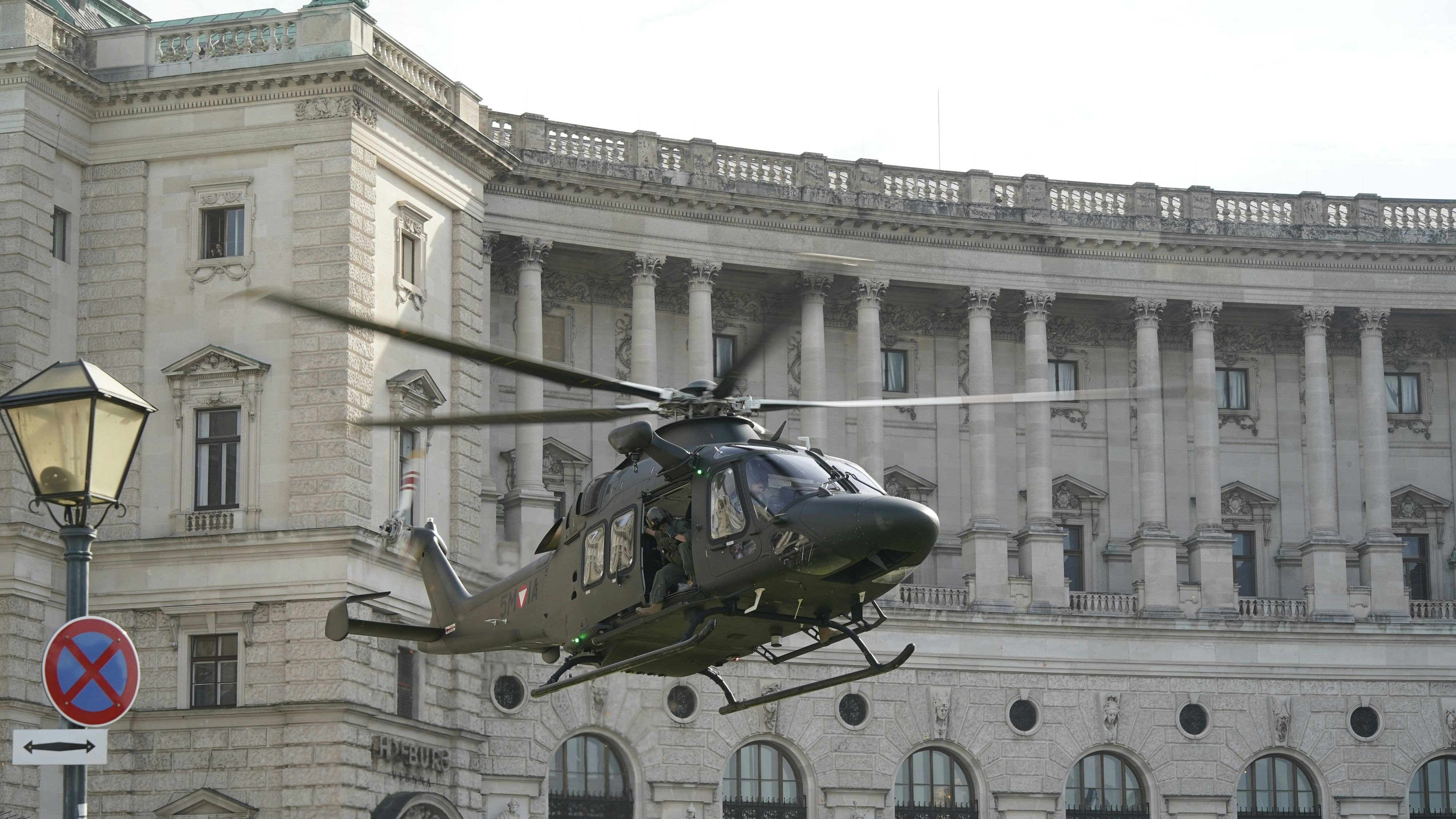 Heli-Landung vor der Wiener Hofburg.