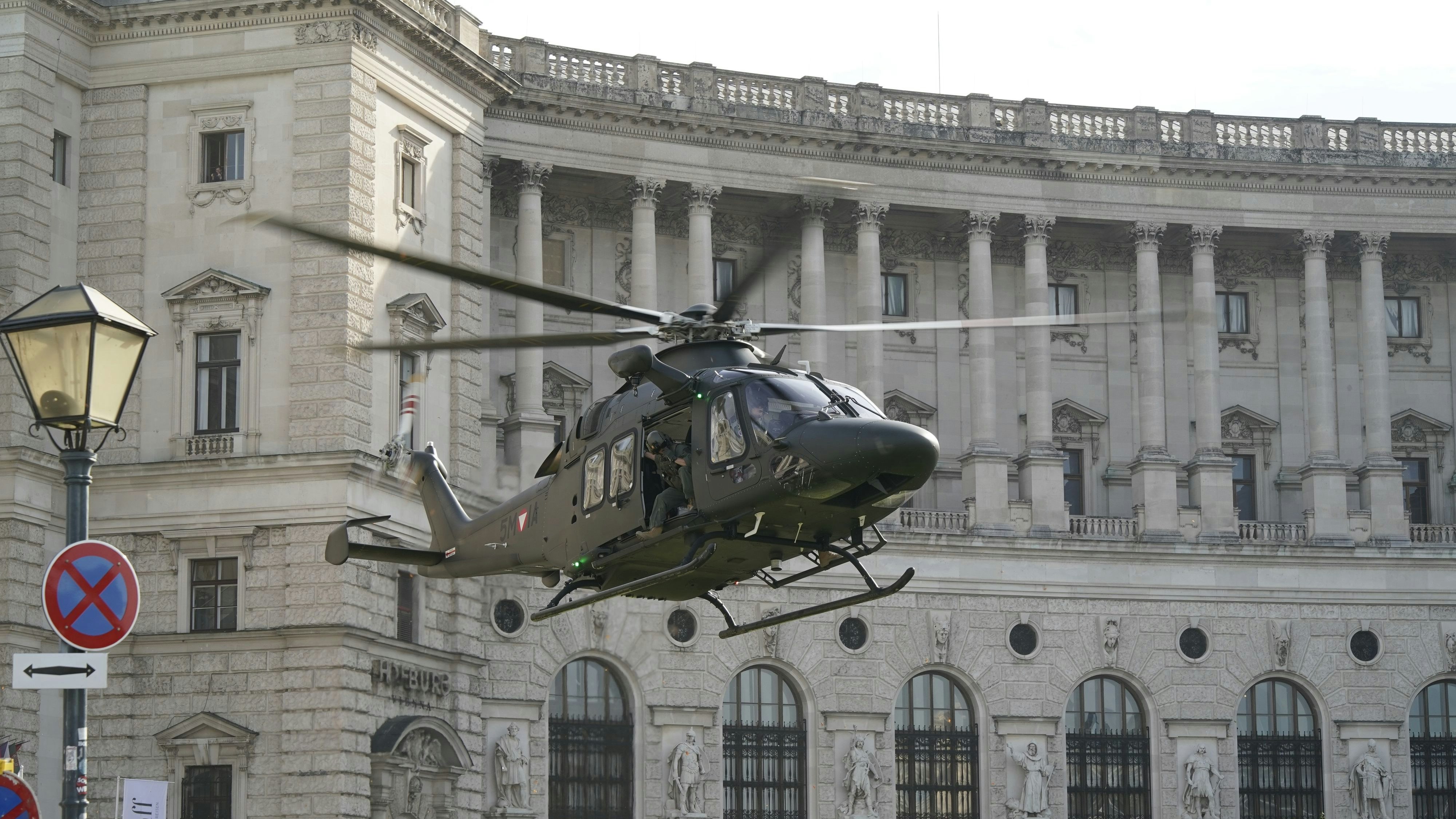 Heli-Landung vor der Wiener Hofburg.