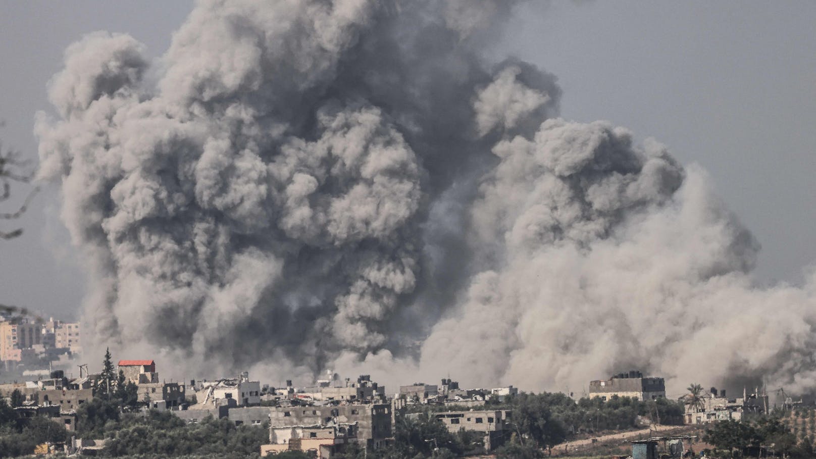 Israelische Luftangriffe nahe Spitälern in Gaza
