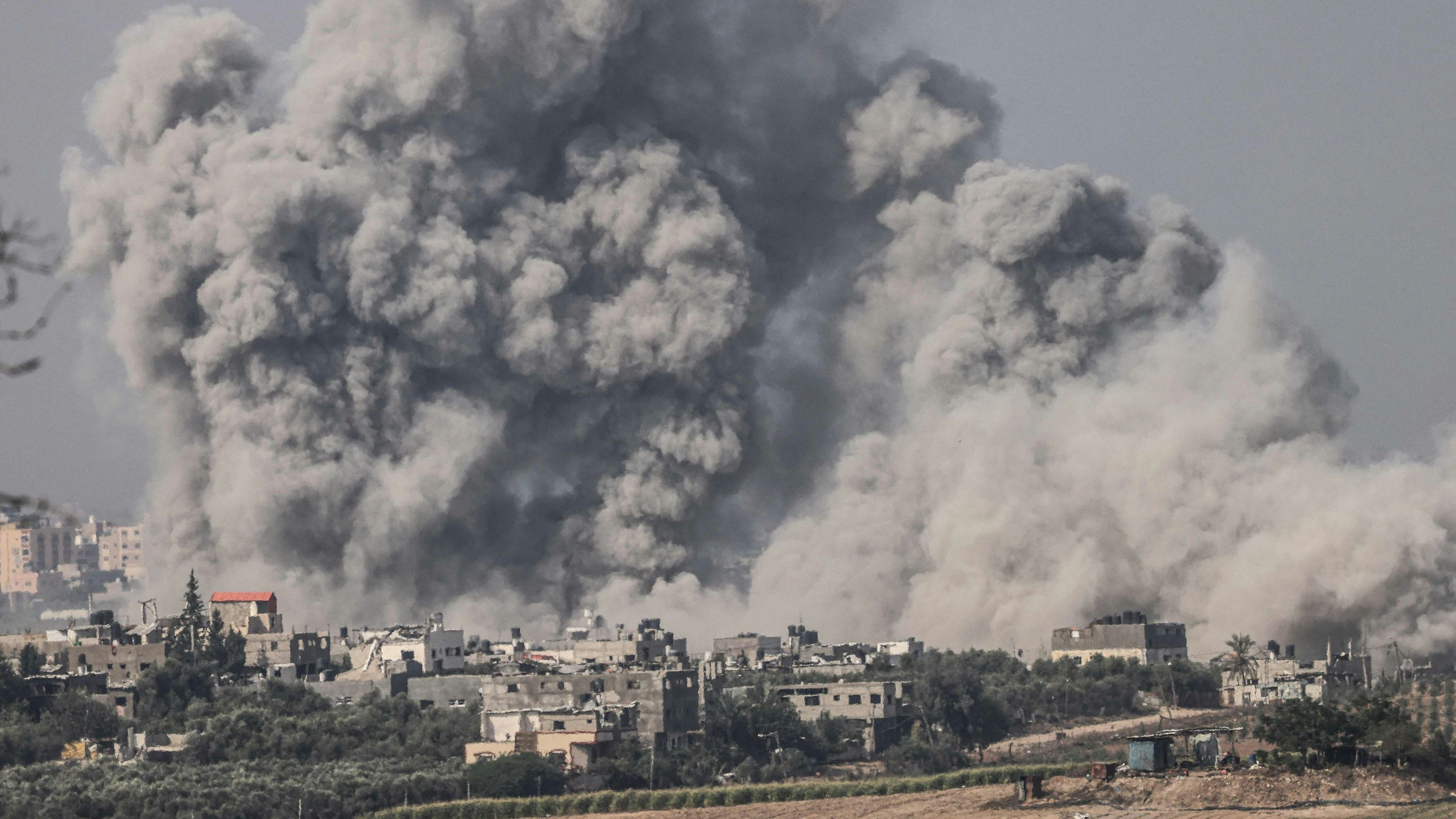 Download von www.picturedesk.com am 23.10.2023 (10:31).  EDITORS NOTE: Graphic content / A picture taken from the southern Israeli city of Sderot on October 23, 2023, shows smoke ascending over the northern Gaza Strip following an Israeli strike, amid the ongoing battles between Israel and the Palestinian group Hamas. Thousands of people, both Israeli and Palestinians have died since October 7, 2023, after Palestinian Hamas militants based in the Gaza Strip, entered southern Israel in a surprise attack leading Israel to declare war on Hamas in Gaza on October 8. (Photo by Jack Guez / AFP) - 20231023_PD1079 - Rechteinfo: Rights Managed (RM) Fotografische Urheberrechte sind garantiert. Der Kunde selbst hat insbesondere die Persönlichkeitsrechte der abgebildeten Personen in eigener Verantwortung zu beachten (AGBs Punkt 5). Nur für redaktionelle Nutzung! Werbliche Nutzung erfordert Freigabe: bitte schicken Sie uns eine Anfrage.