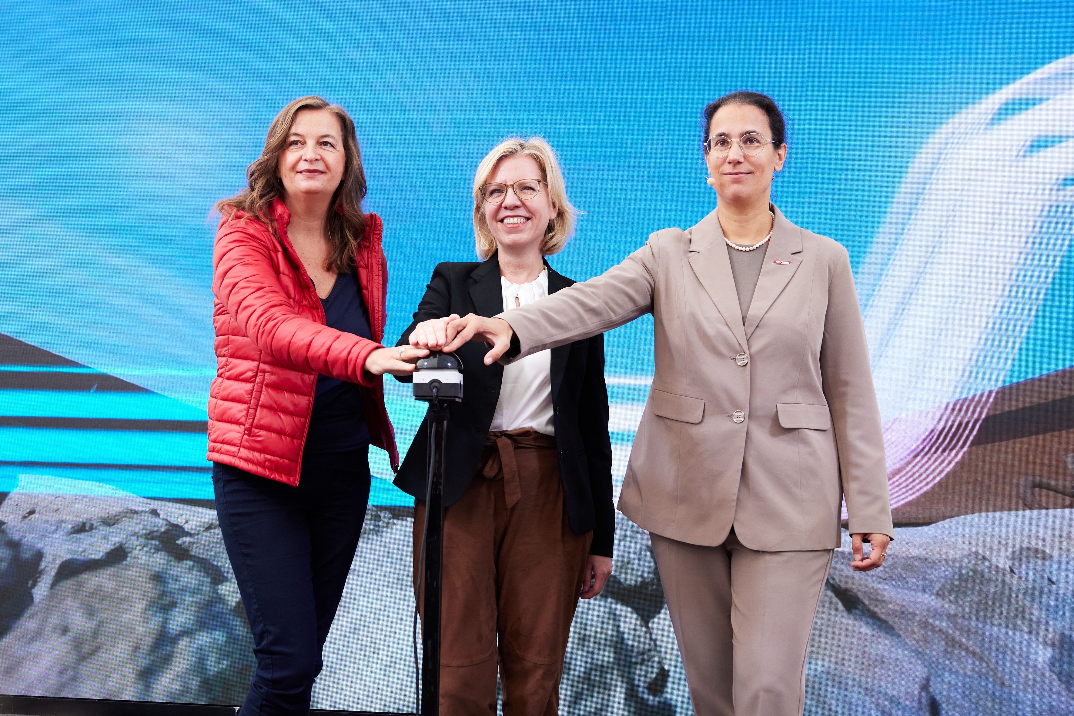 Bis Ende 2027 wird die Wiener Stammstrecke modernisiert: Anlässlich des Baubeginns auf der Stammstrecke fand am Montag bei der S-Bahn Haltestelle Handelskai im feierlichen Rahmen ein symbolischer Spatenstich mit Mobilitätsstadträtin Ulli Sima (SPÖ), Klimaschutzministerin Leonore Gewessler (Grüne) und ÖBB-Infrastruktur Vorständin Judith Engel statt (v.li.)<a href=