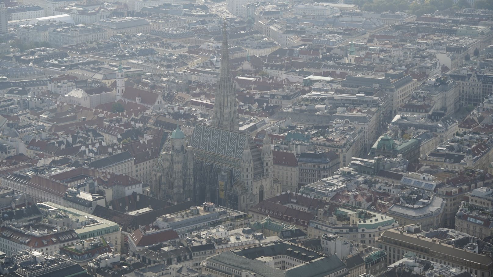 Stephansdom in der Wiener City aus dem Helikopter gesehen. 