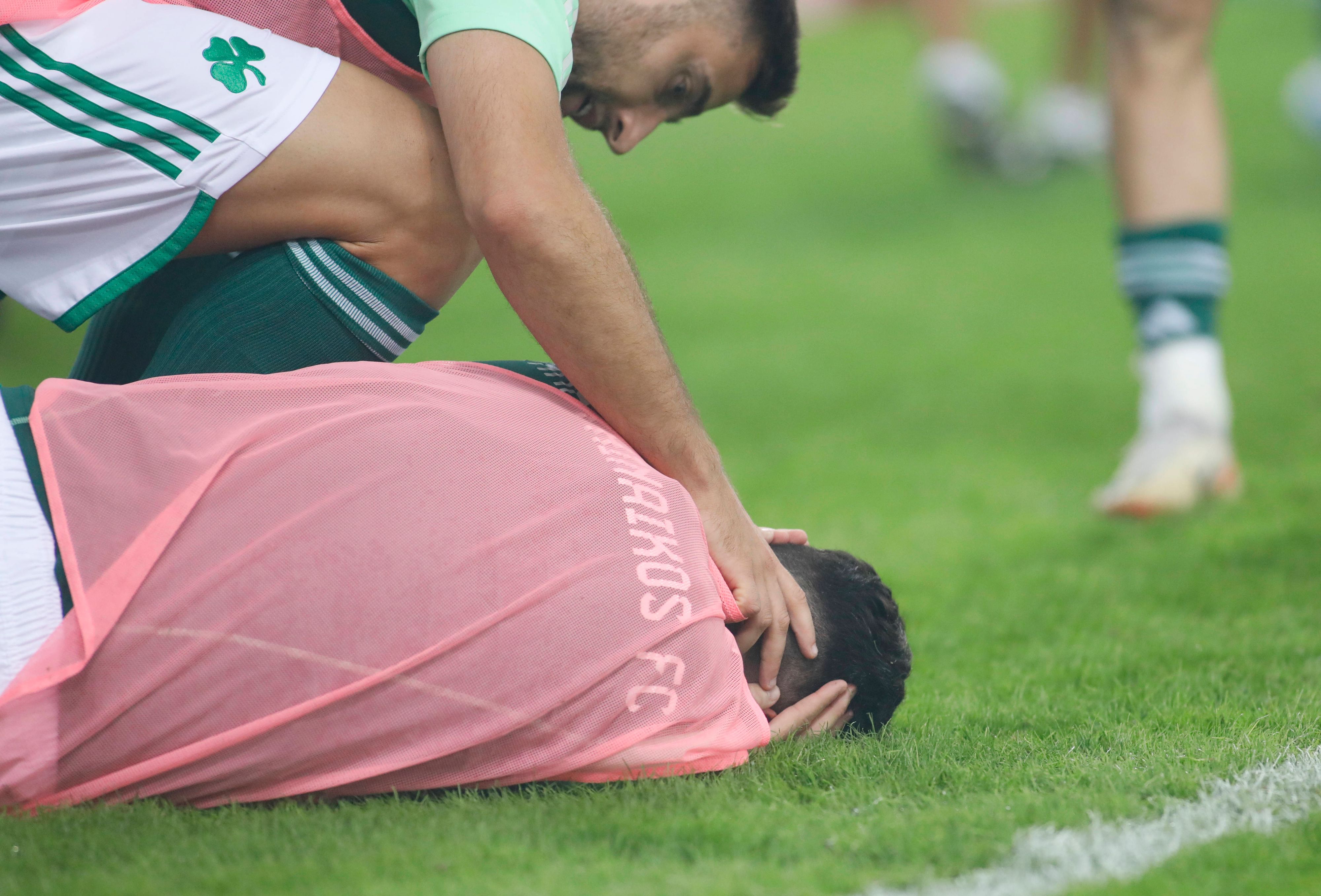 Olympiacos FC vs Panathinaikos FC Panathinaikos FC player Juankar fell injured by a flare during the SuperLeague regular season soccer match between Olympiacos FC and Panathinaikos FC held in G.Karaiskakis Stadium in Athens, Greece, 22 October 2023. ATHENS ATHENS Greece Copyright: xPANAGIOTISxMOSCHANDREOUx _NCH8950