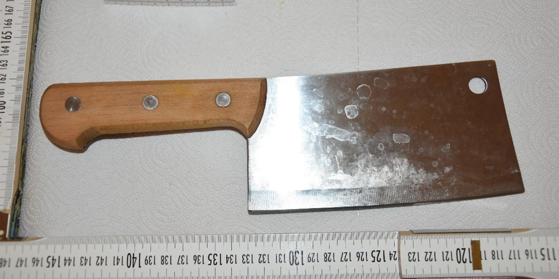 Ein Mann (46) attackierte seinen Mitbewohner mit dem Fleischerbeil.