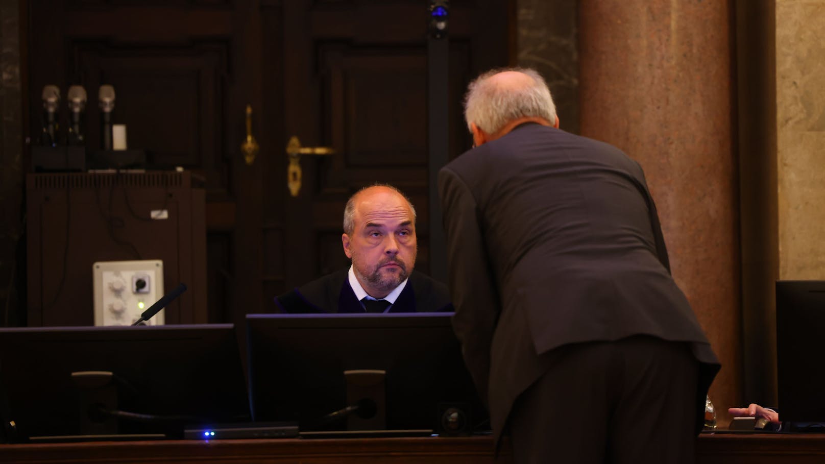 Am Tag 3 des Prozesses gegen u.a. Ex-Kanzler Sebastian Kurz ging es um dessen damaligen Kabinettschef Bernhard Bonelli, der mitangeklagt ist.