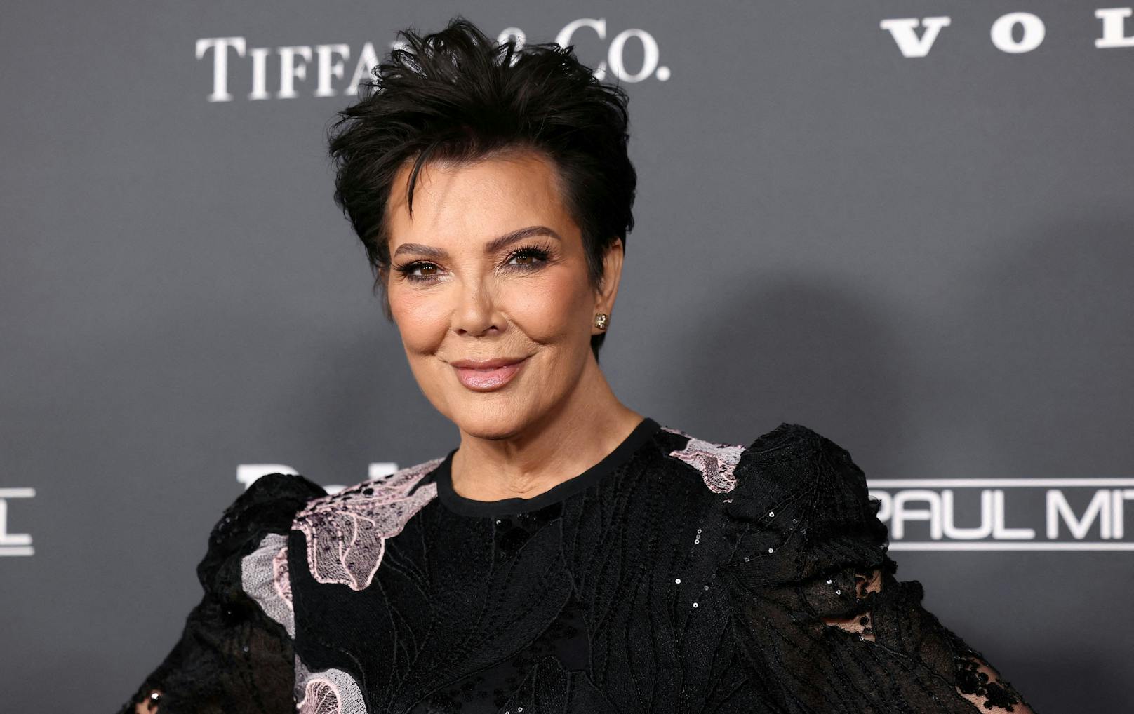 Angeführt von Mama Kris Jenner hat diese Familie nicht nur in der Unterhaltungsbranche, sondern auch in der Modewelt und den sozialen Medien bleibenden Eindruck hinterlassen. Die Mutter der bekannten Damen tritt als ihre Managerin auf und begleitet die Schwestern oft zu Terminen.