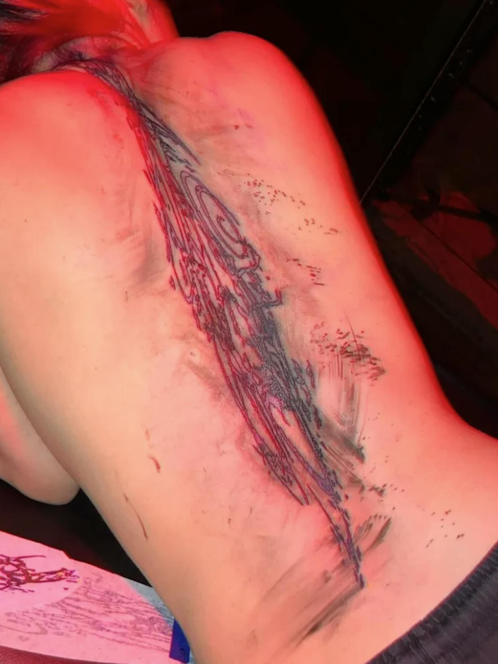 Dieses Tattoo ziehrt nun den Rücken von Sängerin Billie Eilish.