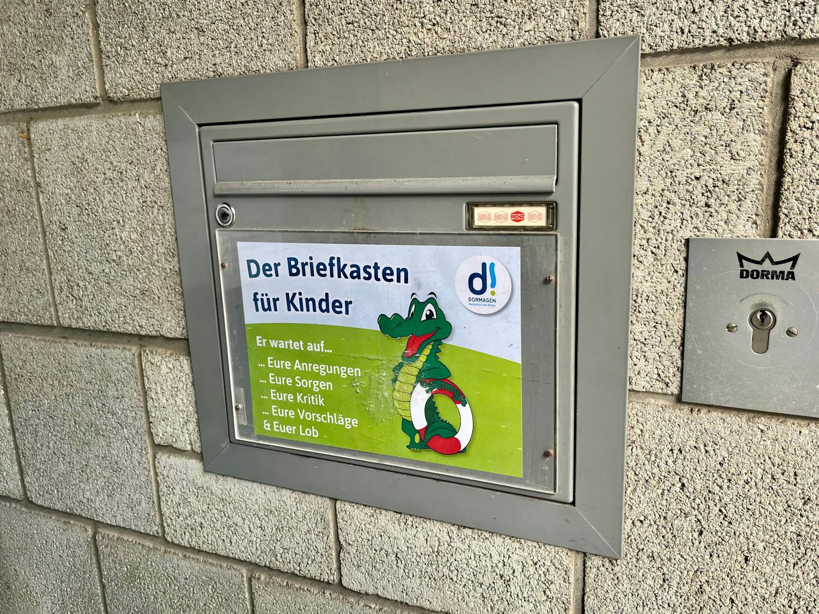 Briefkasten für Kinder am Eingang zum Rathaus der 65.000-Einwohner-Stadt