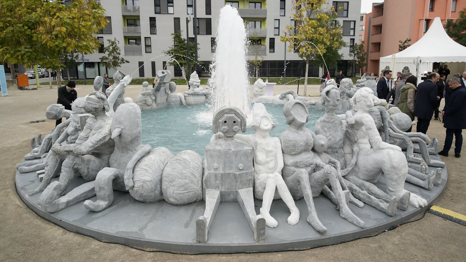 Der Brunnen im Wiener Sonnwendviertel besteht aus 33 Figuren.