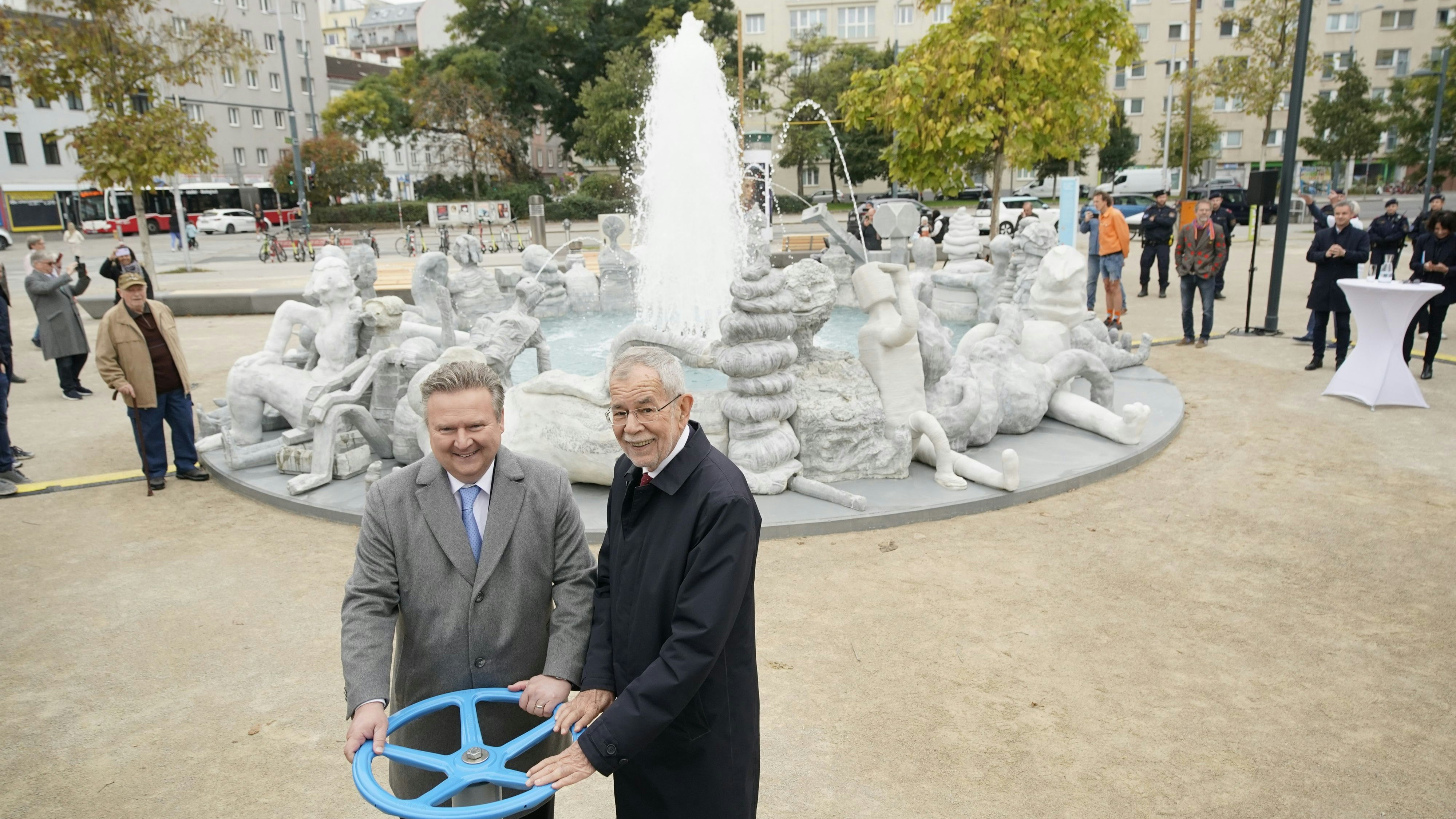 Bürgermeister Michael Ludwig und Bundespräsident Alexander Van der Bellen eröffneten Wasserspiel.