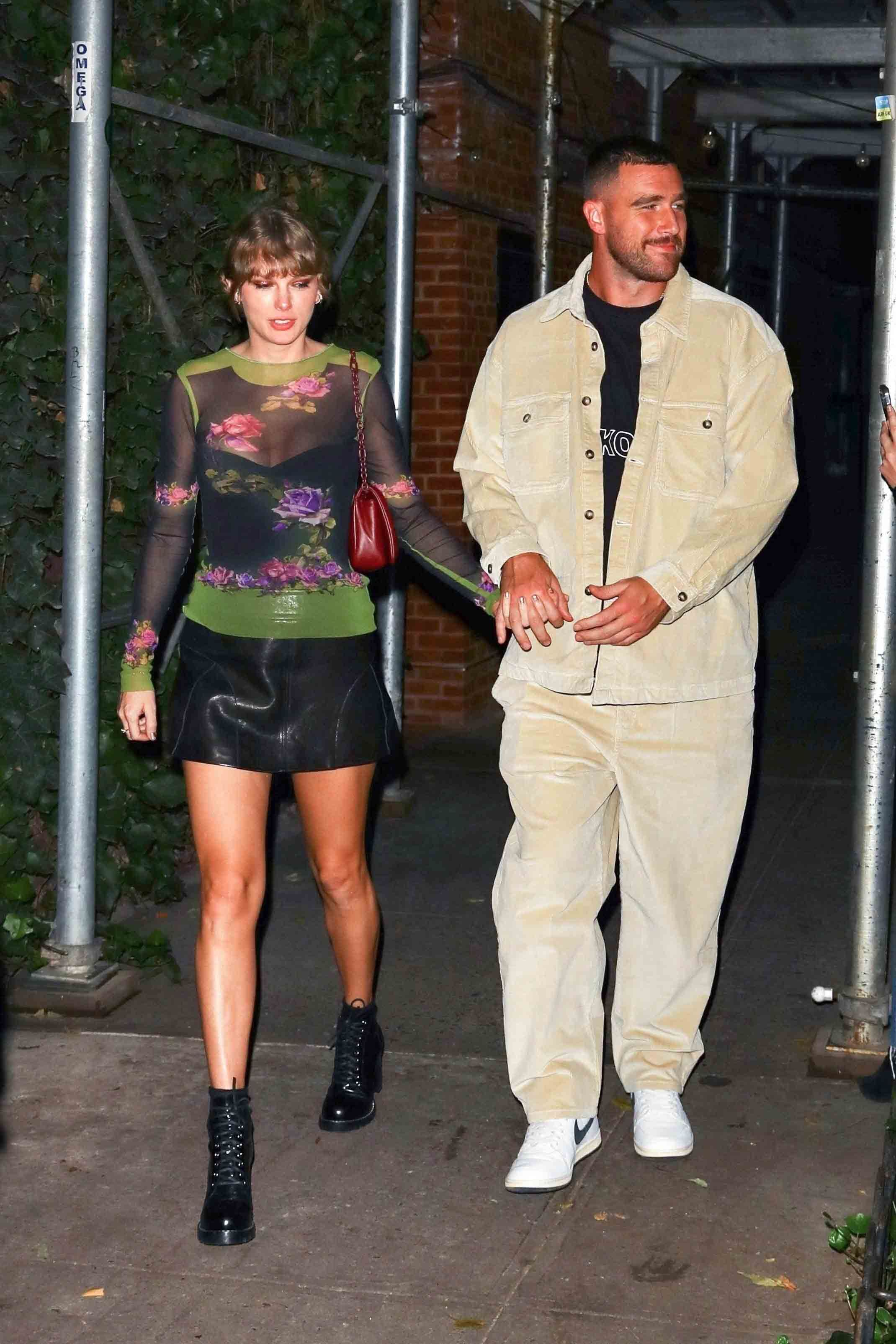 Taylor Swift und Travis Kelce wurden schon beim Händchenhalten in der Öffentlichkeit erwischt.