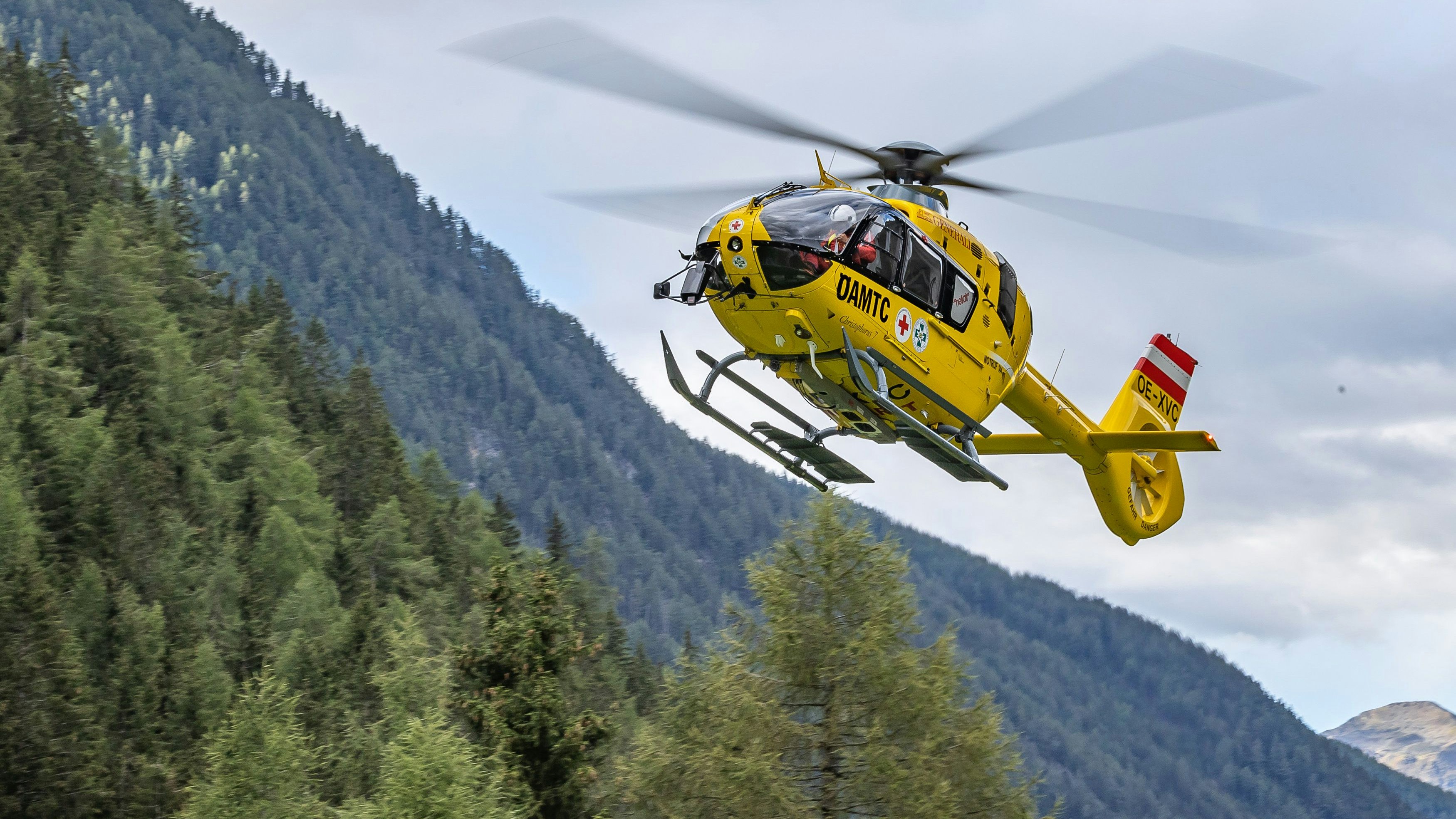 Heute.at - Frau rutscht auf Schotterfeld aus und bricht sich Arm