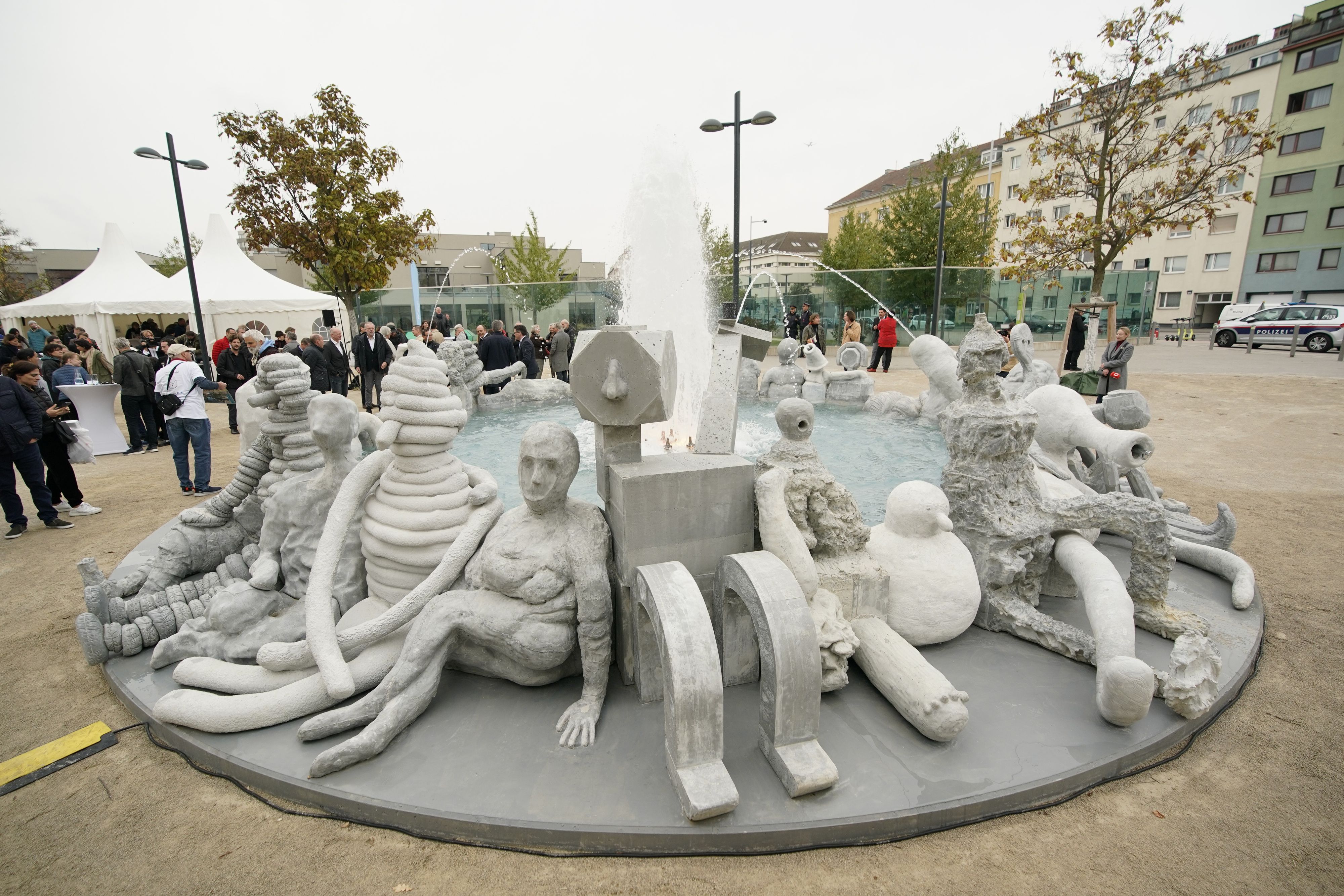 Der Jubiläumsbrunnen im 10. Bezirk – hier bei der Eröffnung im Oktober 2023 – kommt nicht zur Ruhe. Trotz Winterpause gibt es erneut Aufregung.