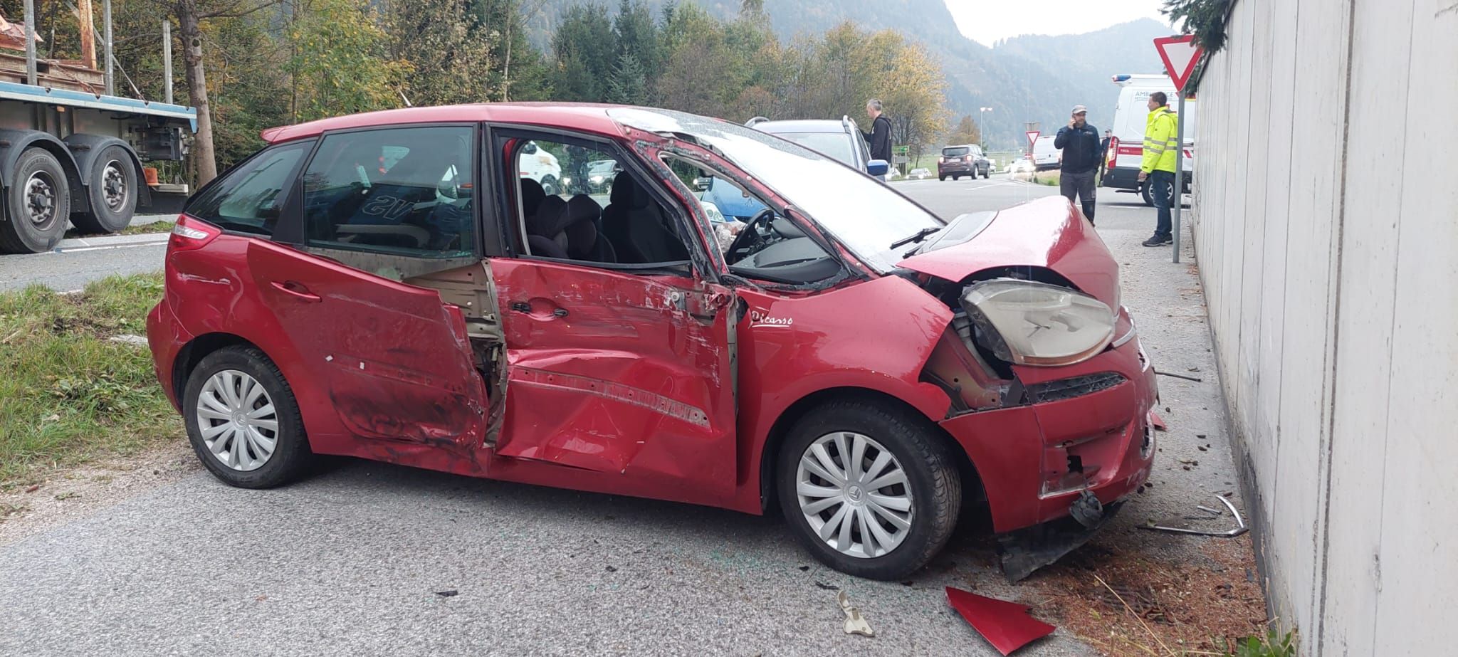Bei dem Unfall wurde eine Mutter und ihr Kleinkind unbestimmten Grades verletzt.