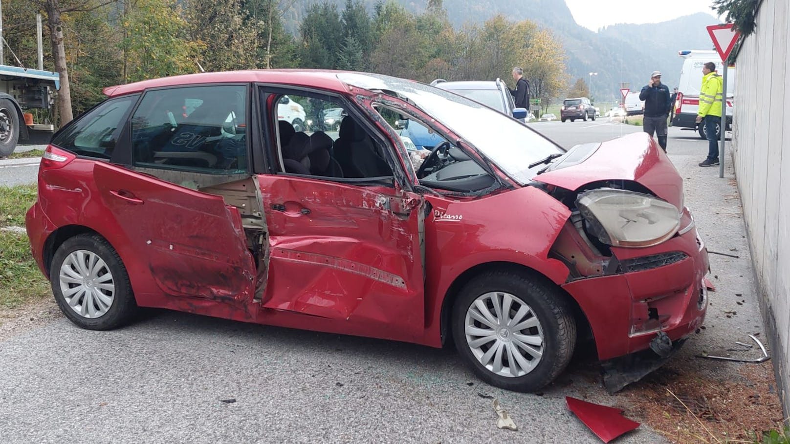 Bub (1) bei heftigen Crash in Radfeld verletzt