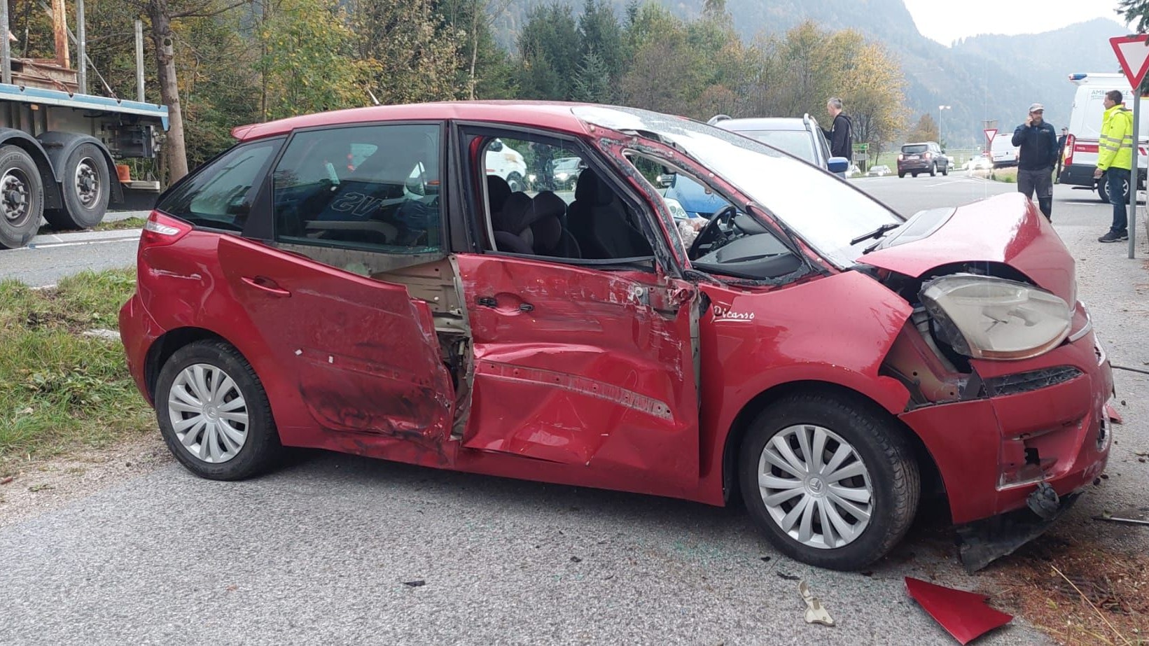 Bei dem Unfall wurde eine Mutter und ihr Kleinkind unbestimmten Grades verletzt. 