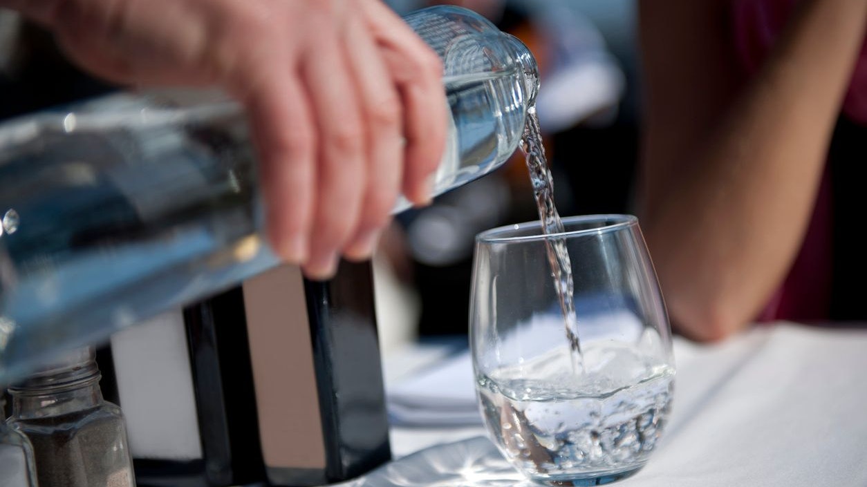 Selbst für ein kleines Glas Leitungswasser verlangt das Gasthaus 2,40 Euro. (Symbolbild)